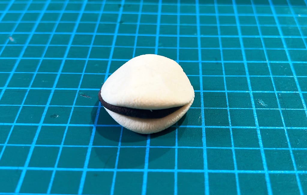 どら焼きの形に整えた軽量粘土