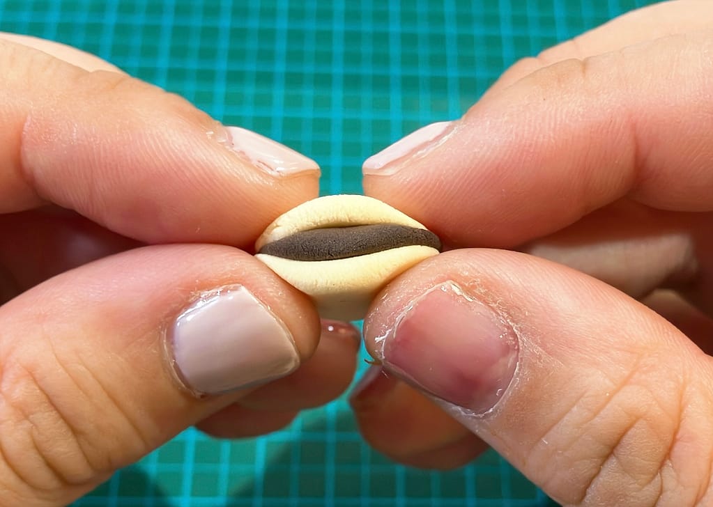 軽量粘土をどら焼きの形にする