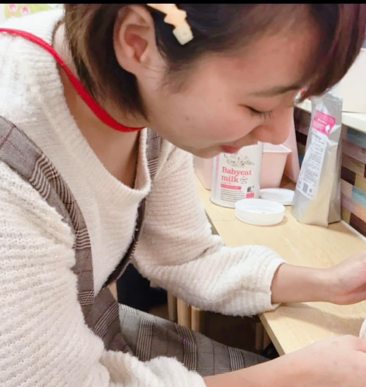 ハンドメイド作業をしている様子|作成した髪飾りを着用