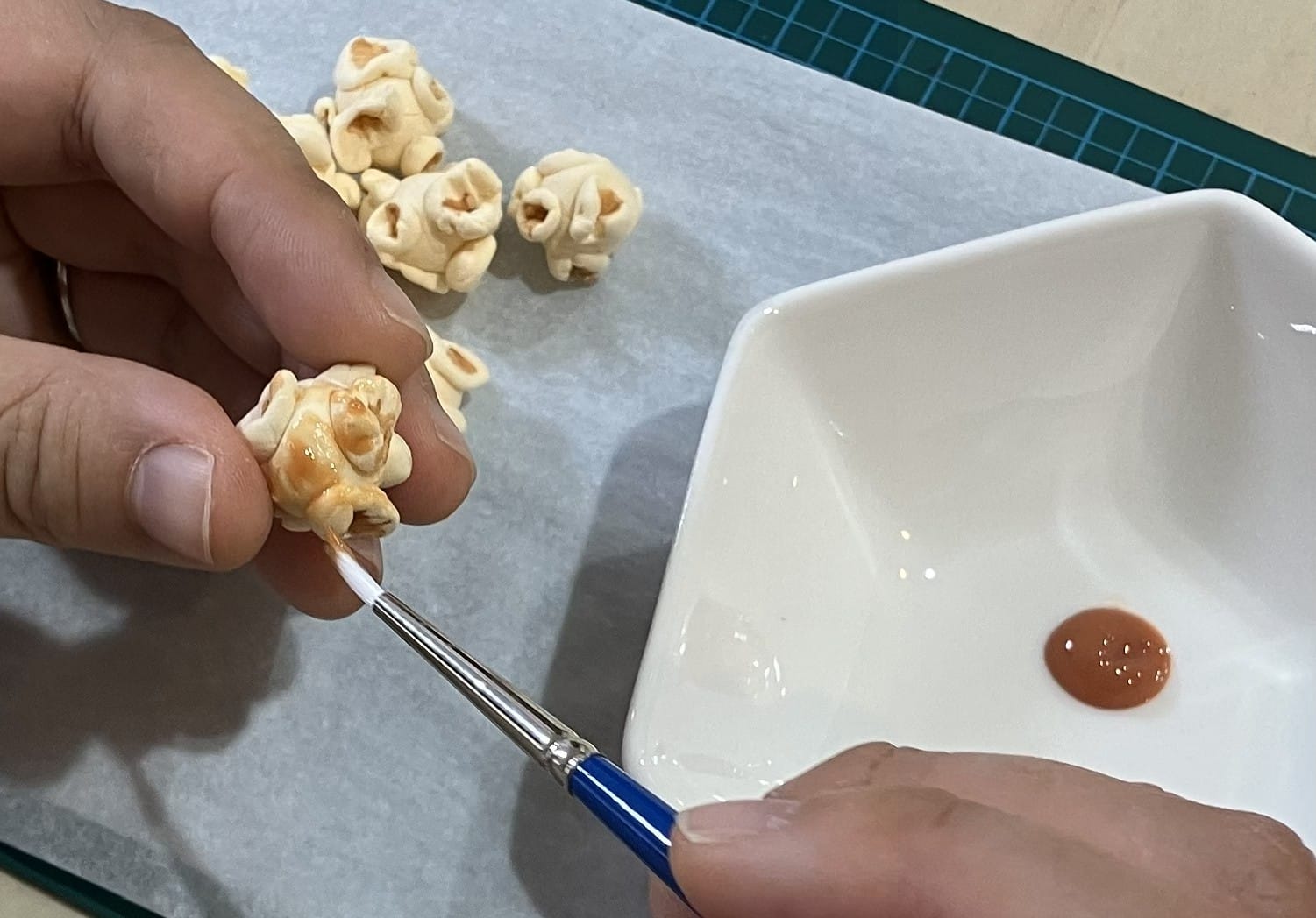 ポップコーンにキャラメルソースを塗る様子の解説図