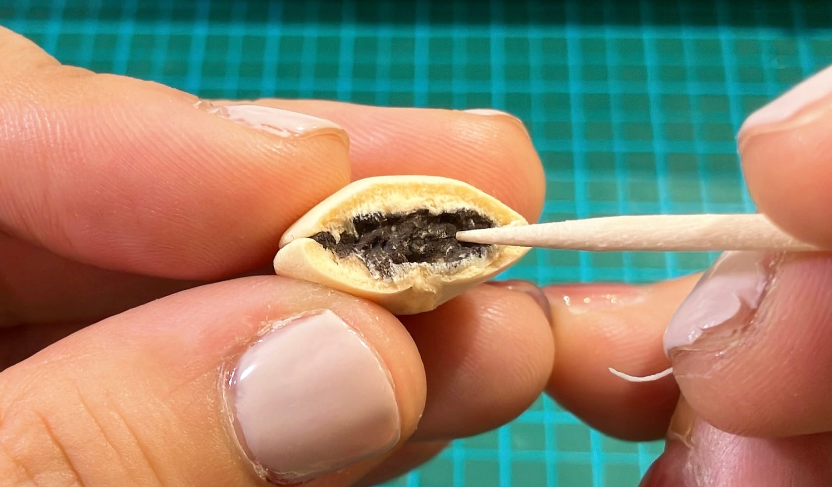 爪楊枝であんこの質感を作る