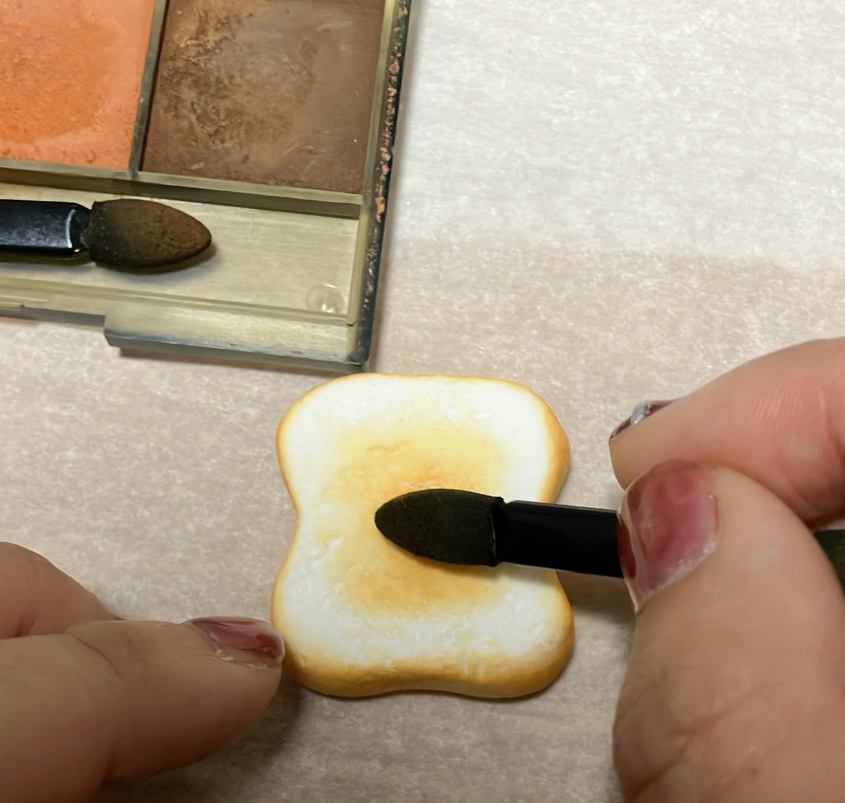 粘土のトーストに焼き色をつける