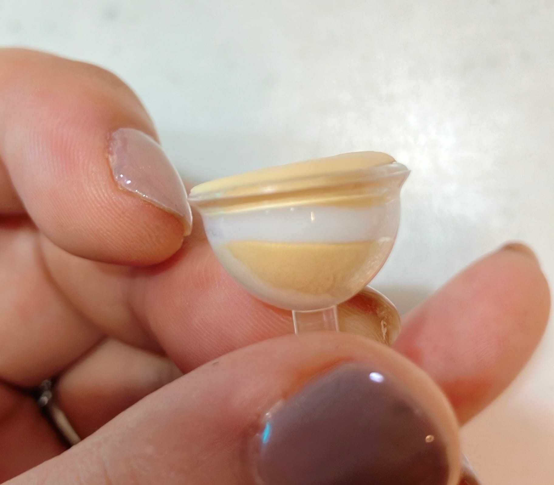 色違いの粘土を積み重ねる