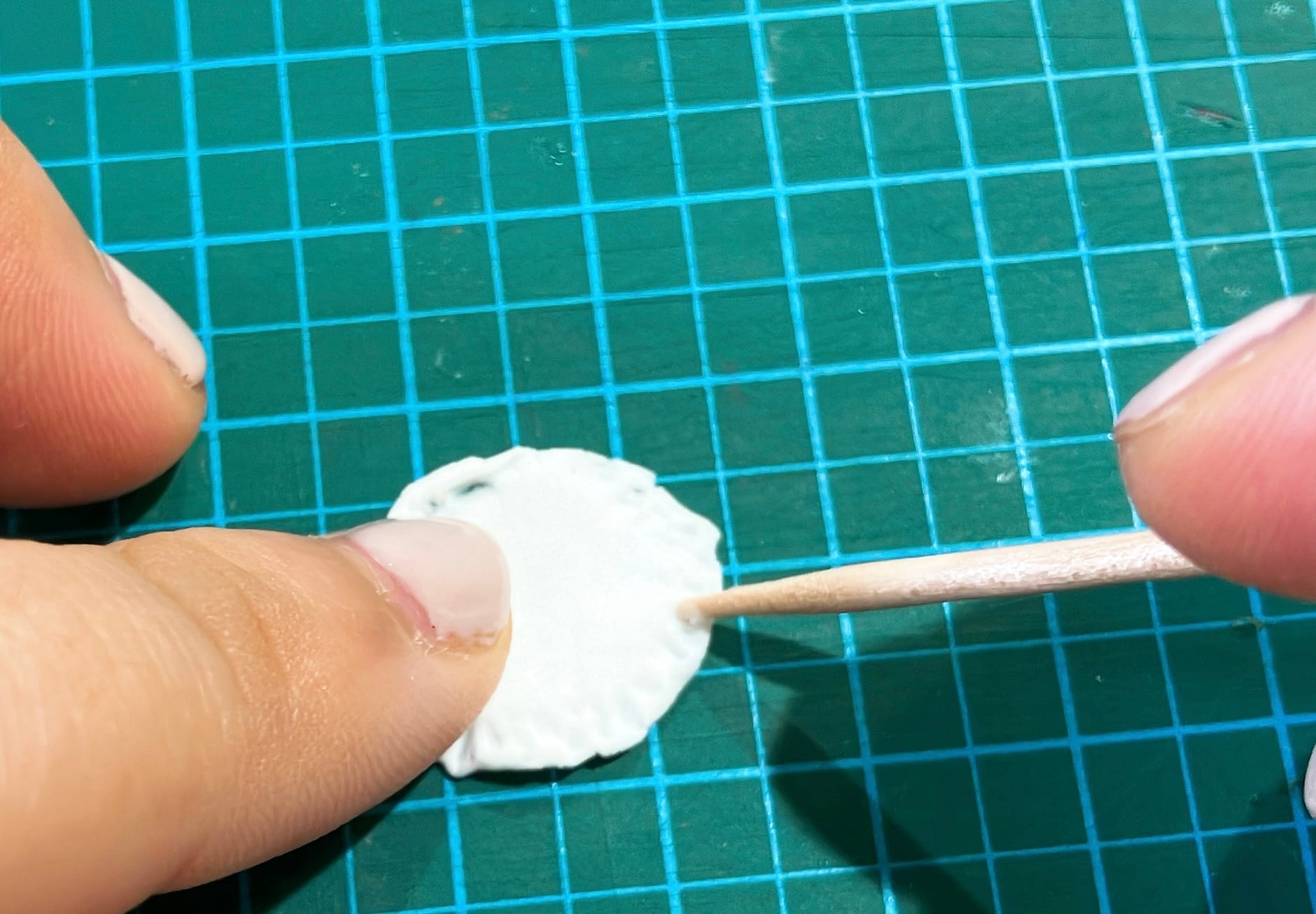 白身の端を爪楊枝で、跡をつける