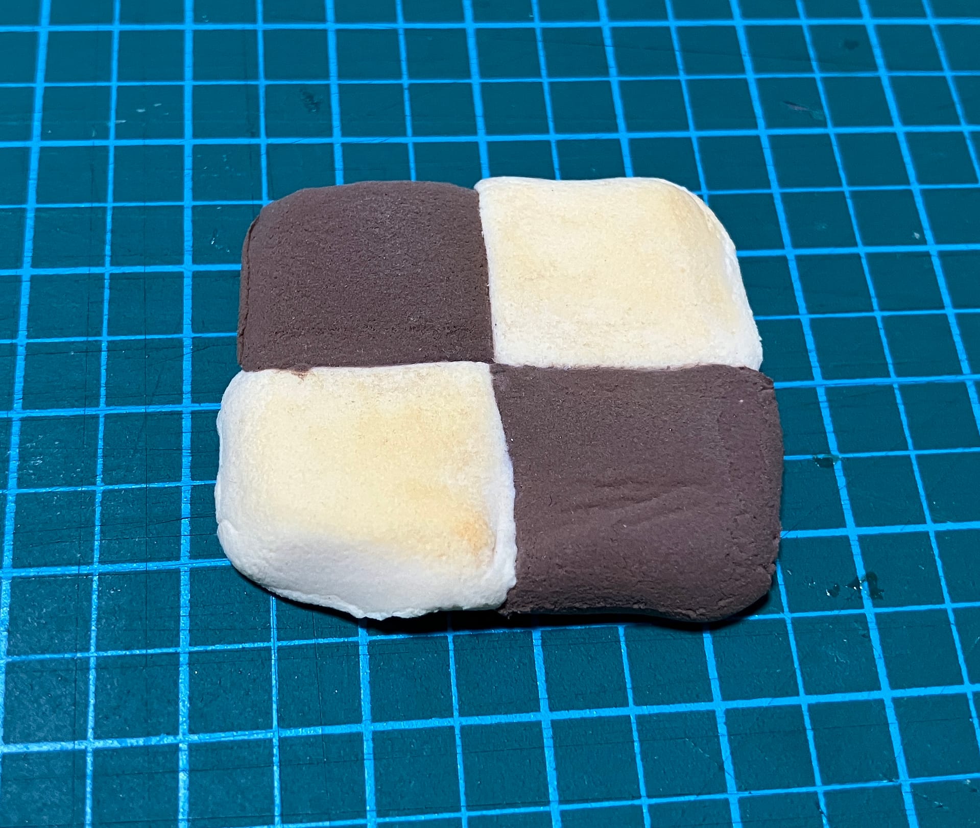 粘土で作った市松模様のクッキー