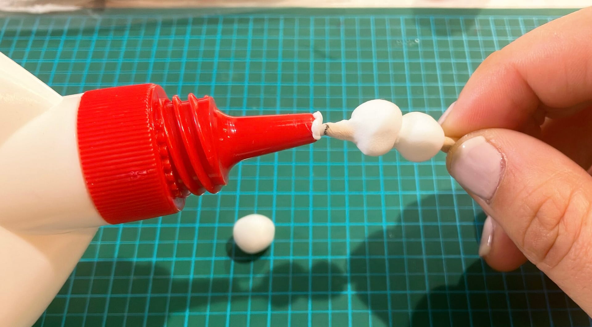 爪楊枝にボンドを付ける様子