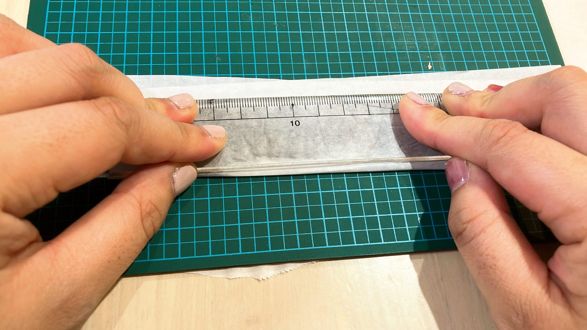 粘土を平らにする様子