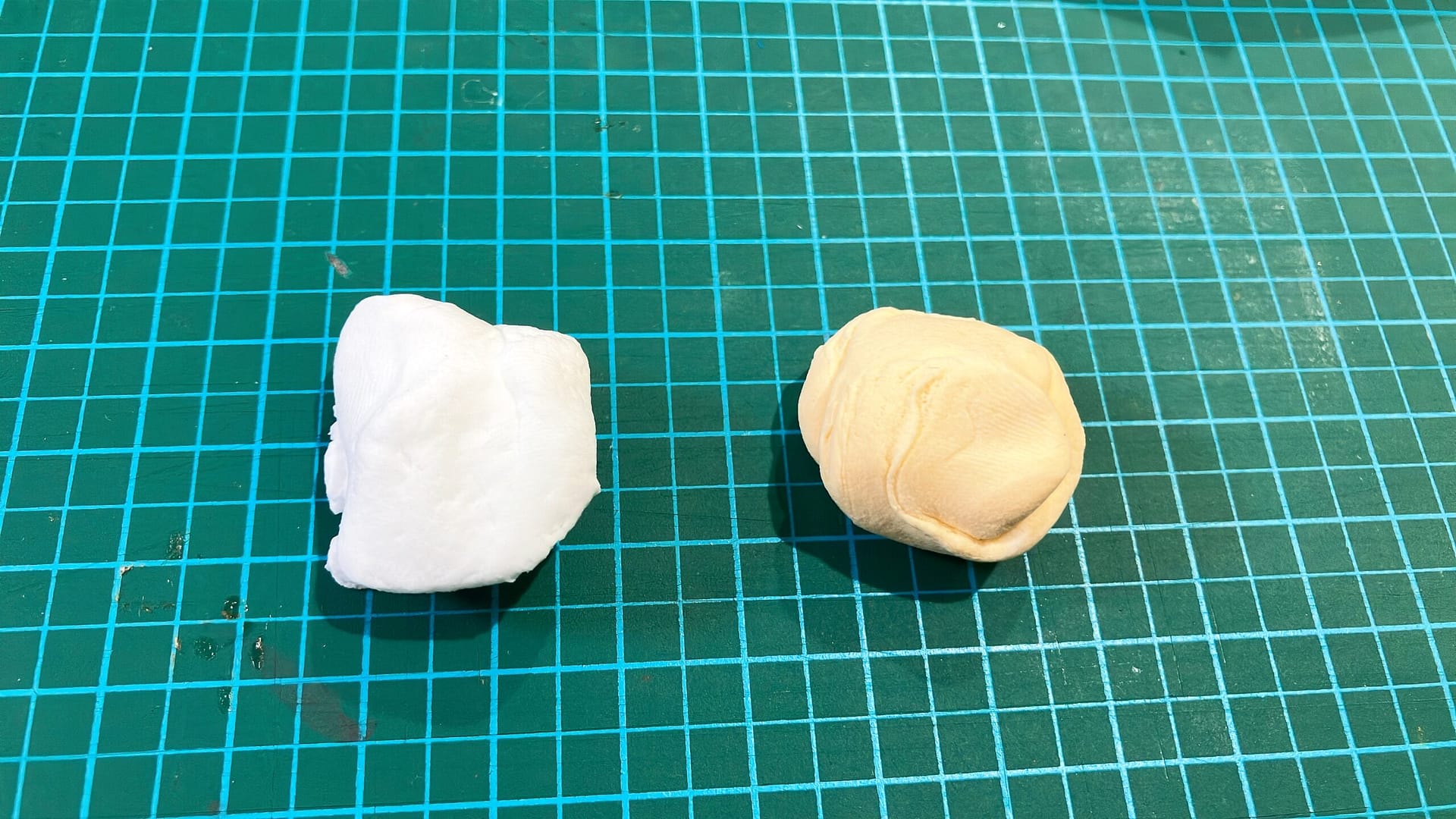 白色の粘土と、クリーム色の粘土の比較画像