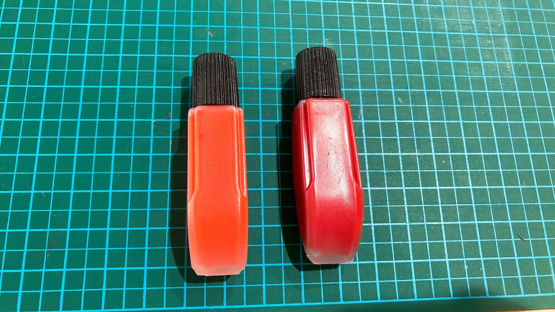 朱色と赤の絵具