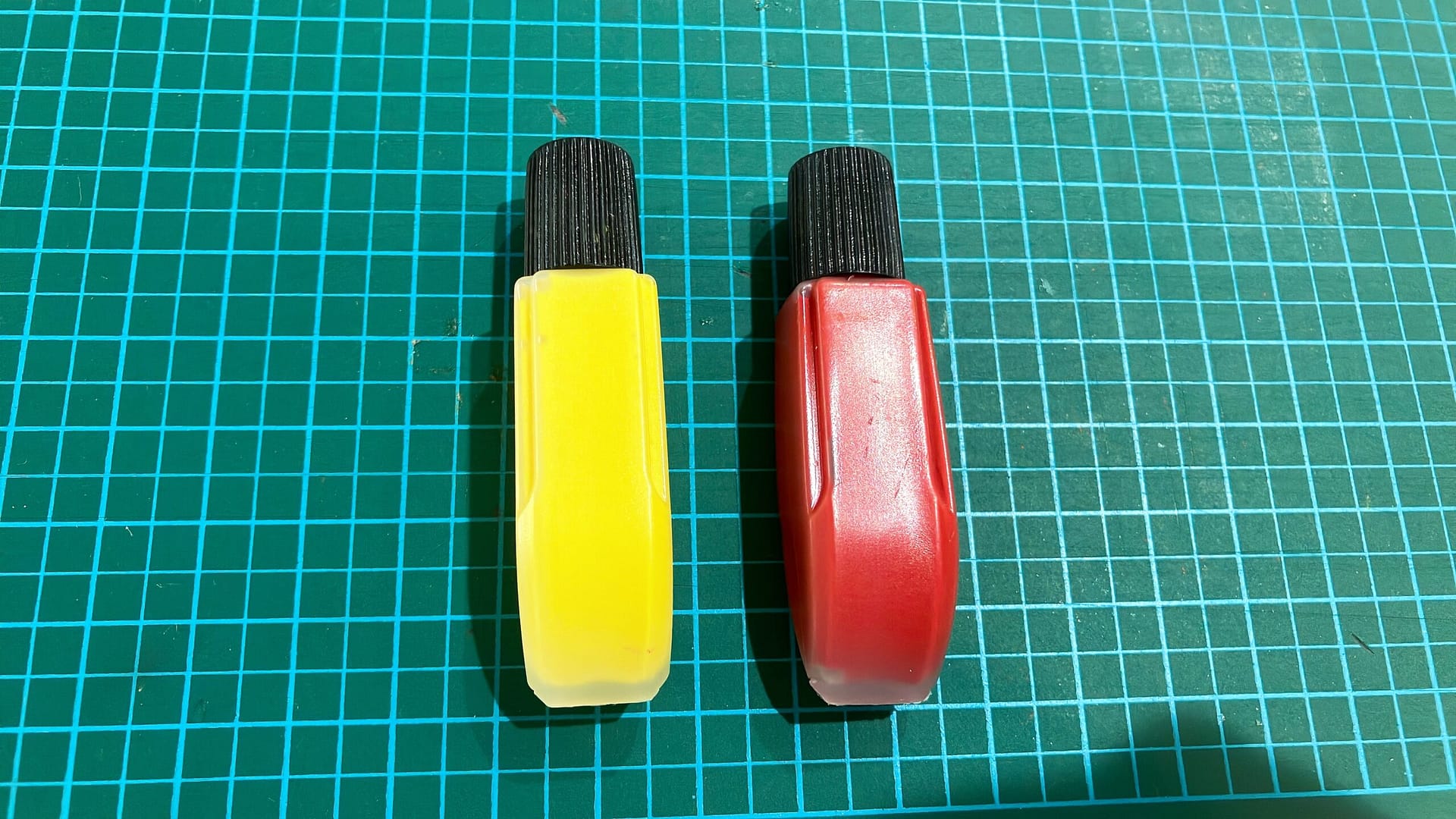 黄色と赤の絵具