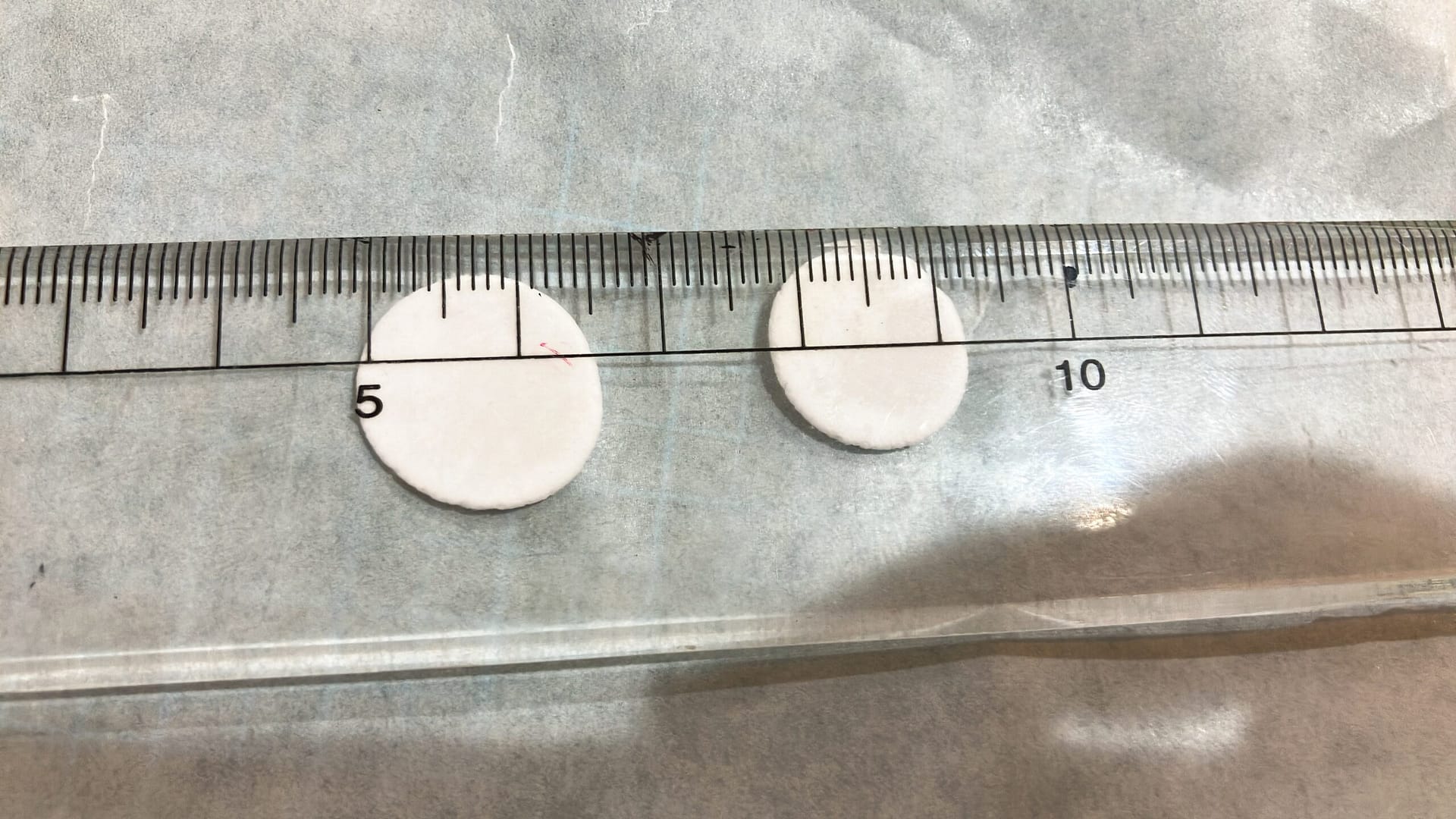 丸めた軽量粘土を、定規で1.5cmまで広げる