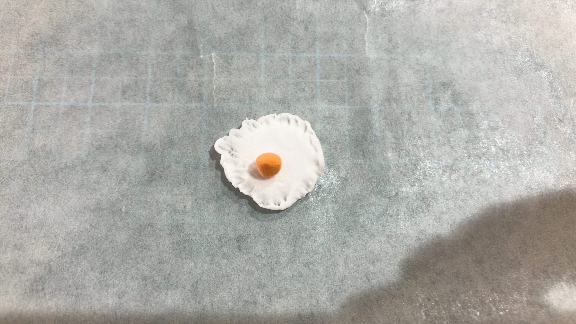 白身の粘土に、黄身の粘土をのせる