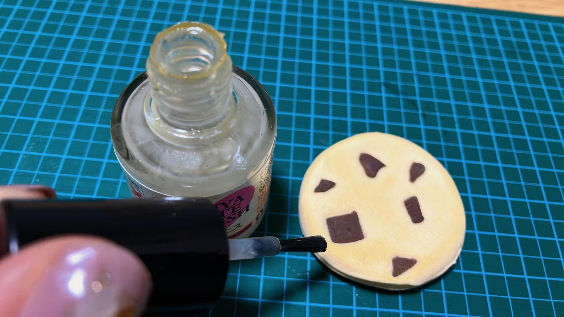 ニスで保護する