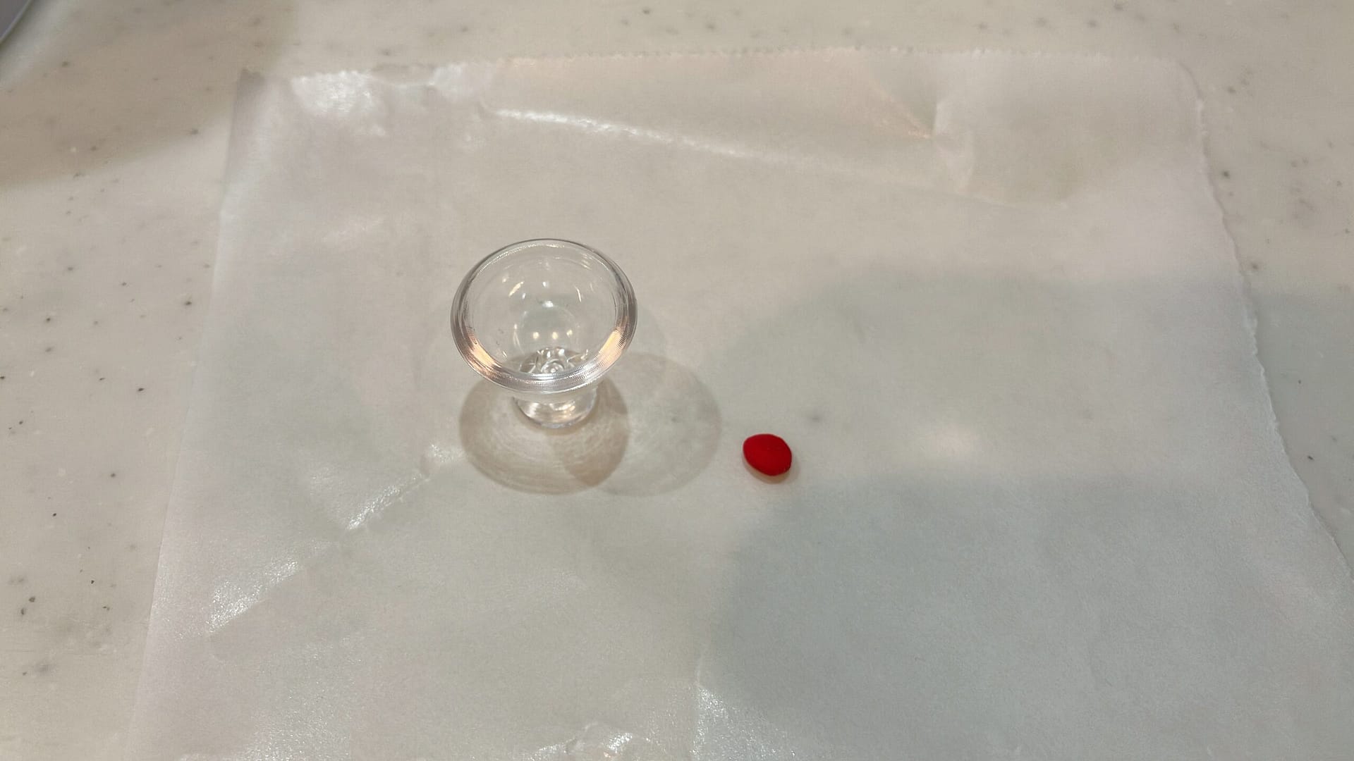 赤色の樹脂粘土をちぎる