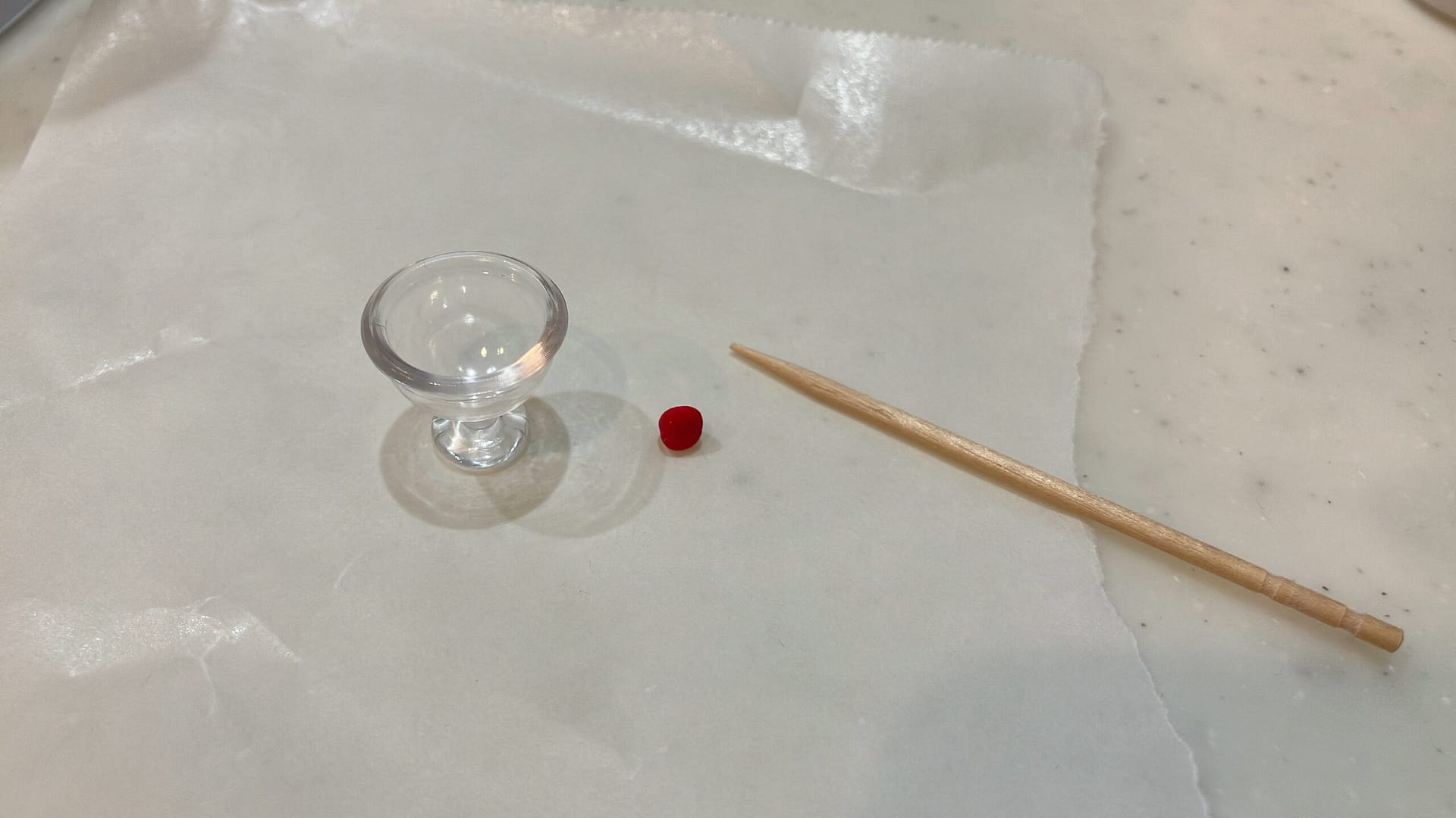 爪楊枝でいちごの模様を付ける