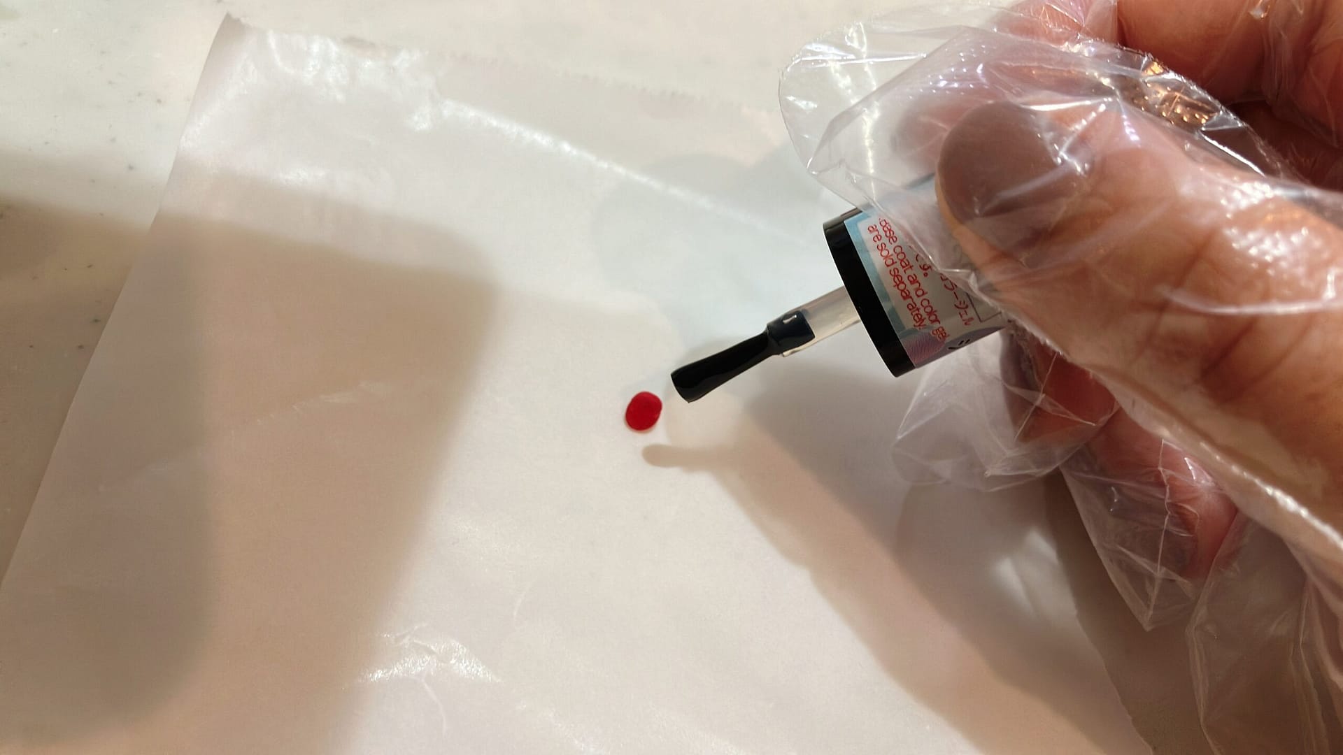 いちごにトップコートを塗る