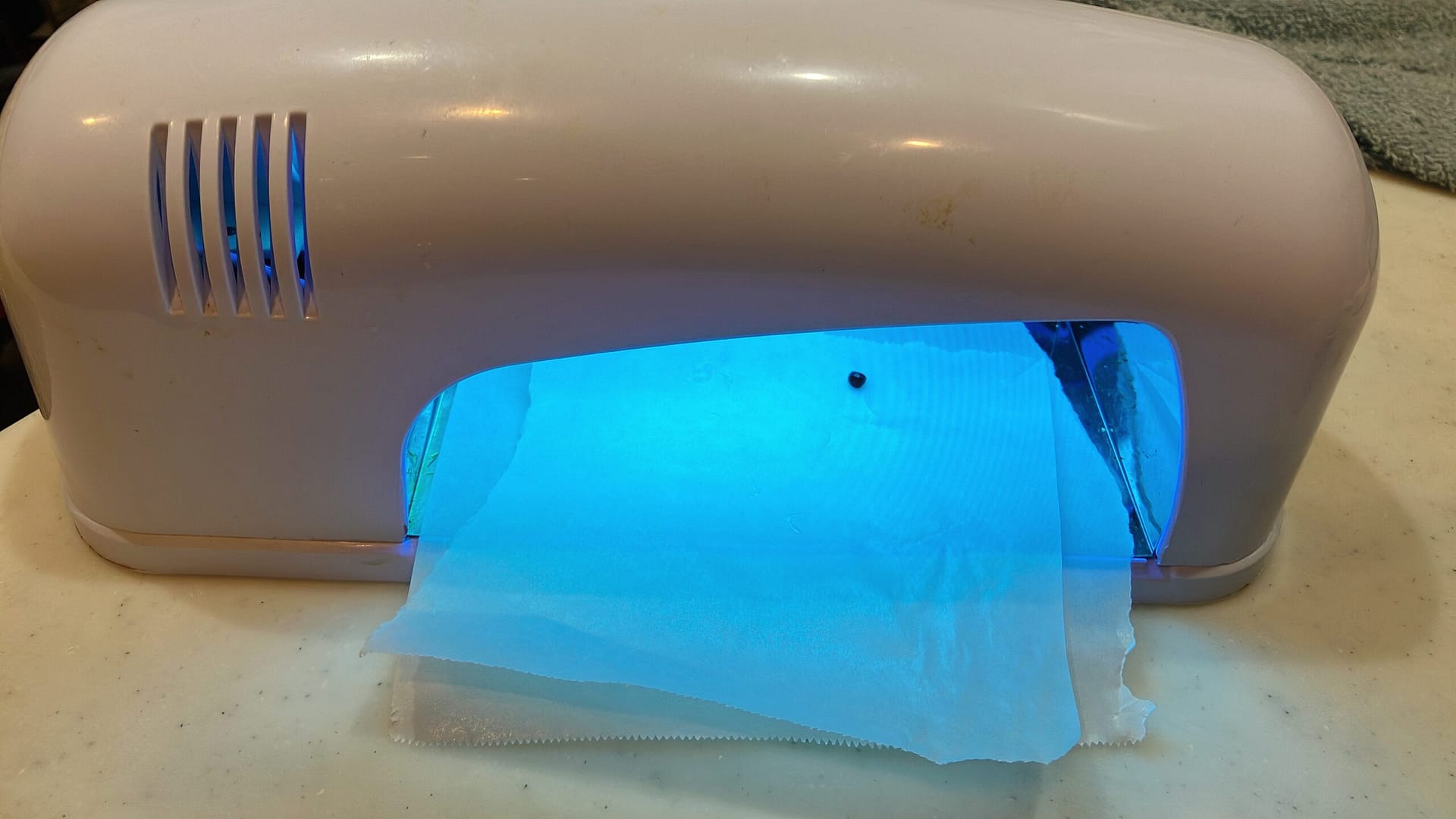 UVライトで硬化する