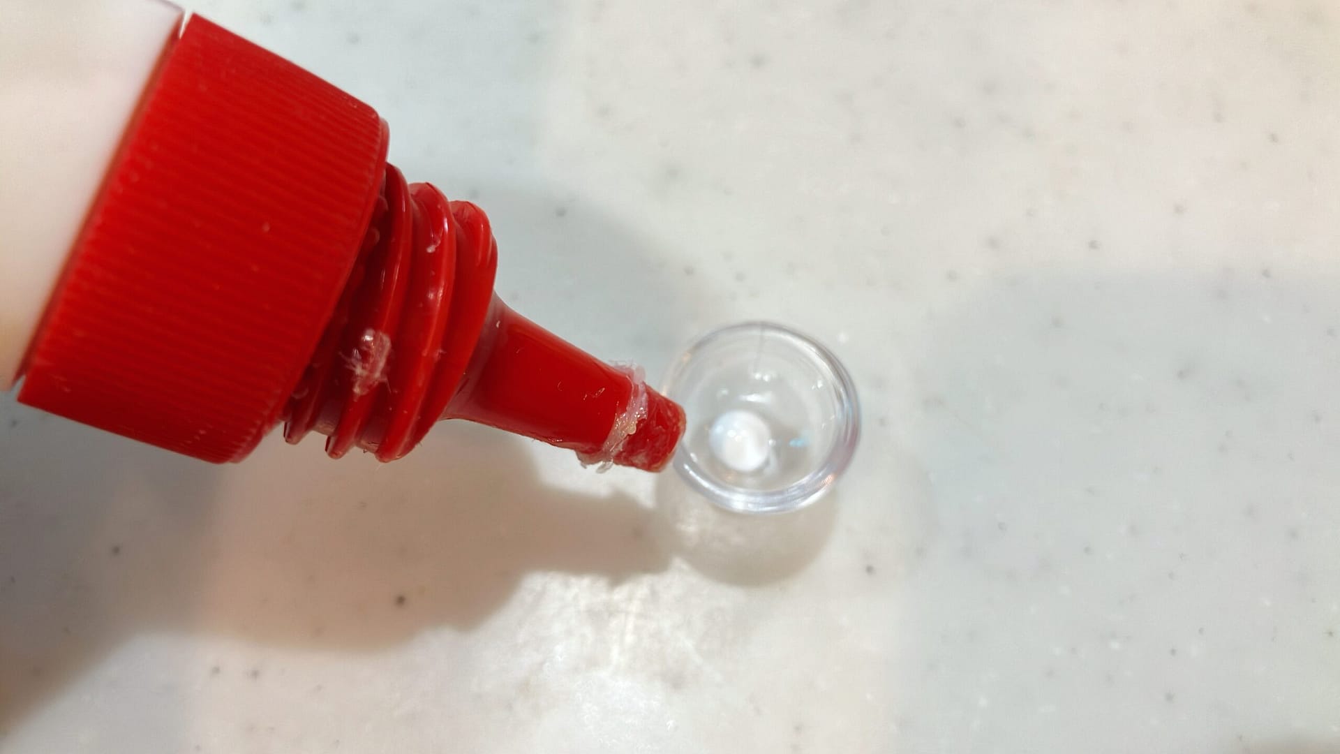 パフェグラスの底にボンドを付ける