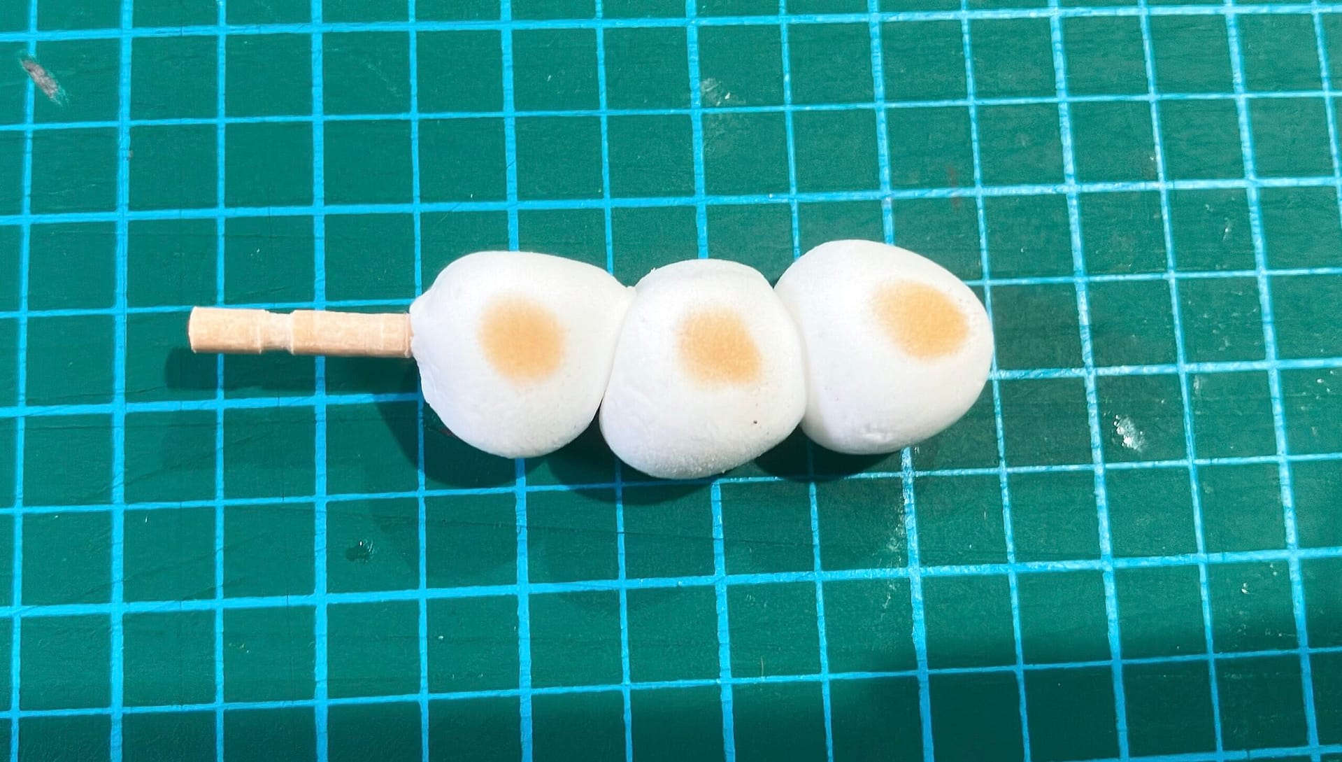 焦げ目がついた軽量粘土で作ったお団子