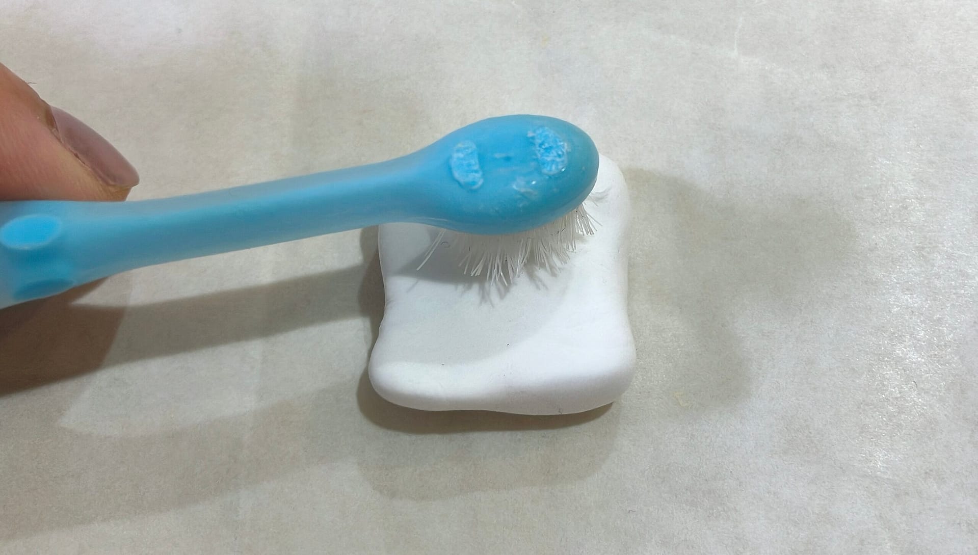 歯ブラシで質感をつけている様子