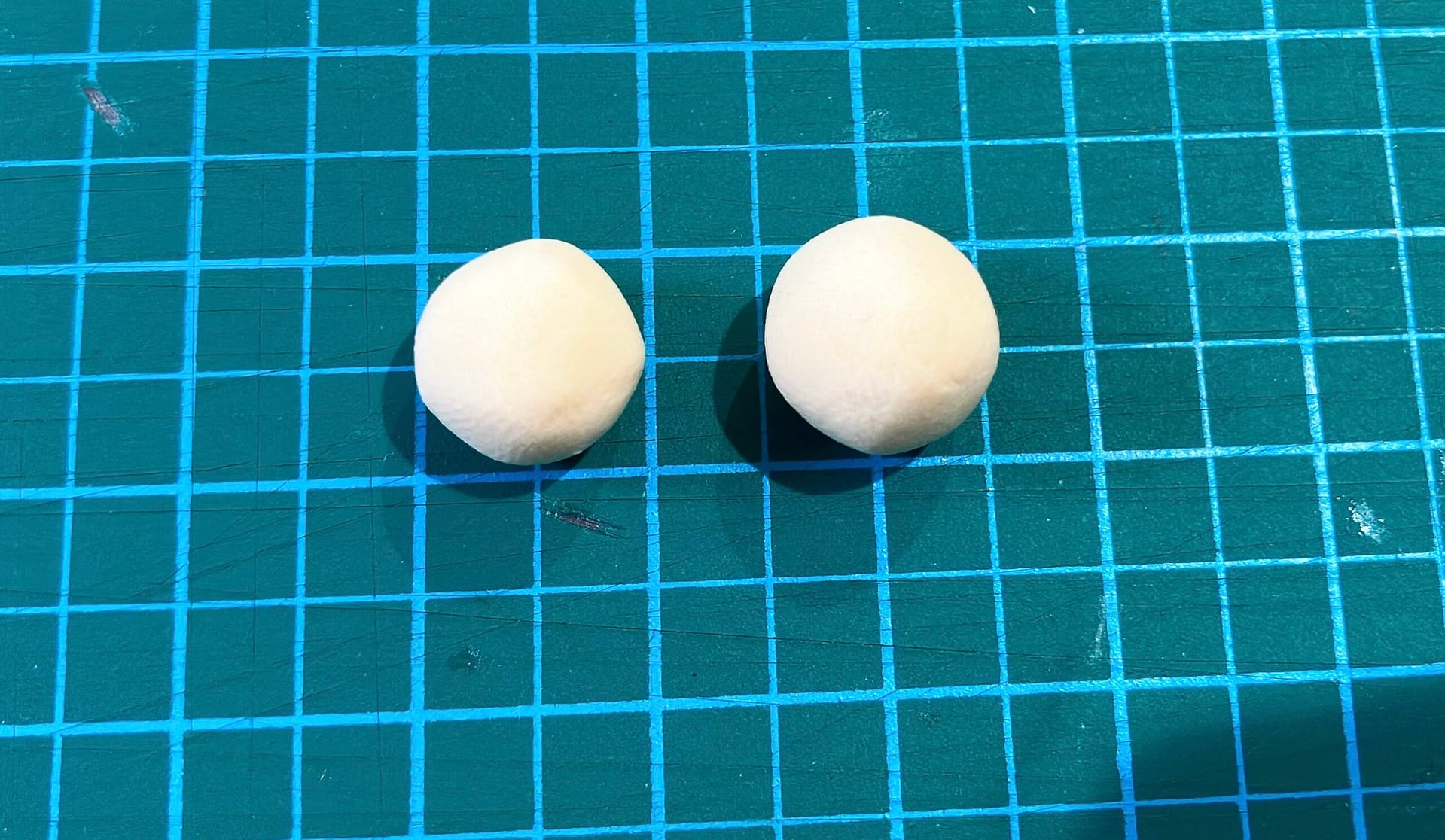 軽量粘土で1cmの丸を2つ作る