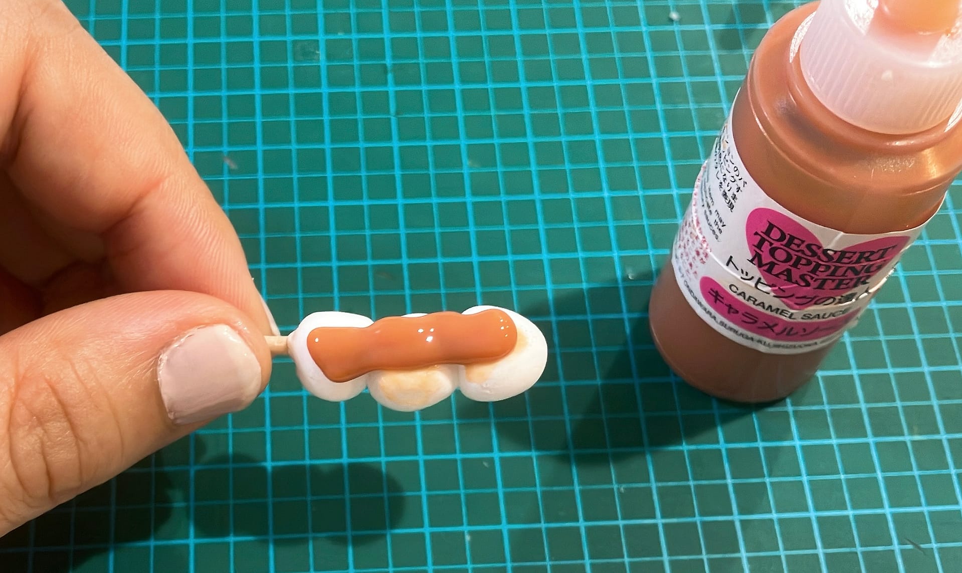 タミヤのキャラメルソースをかける様子