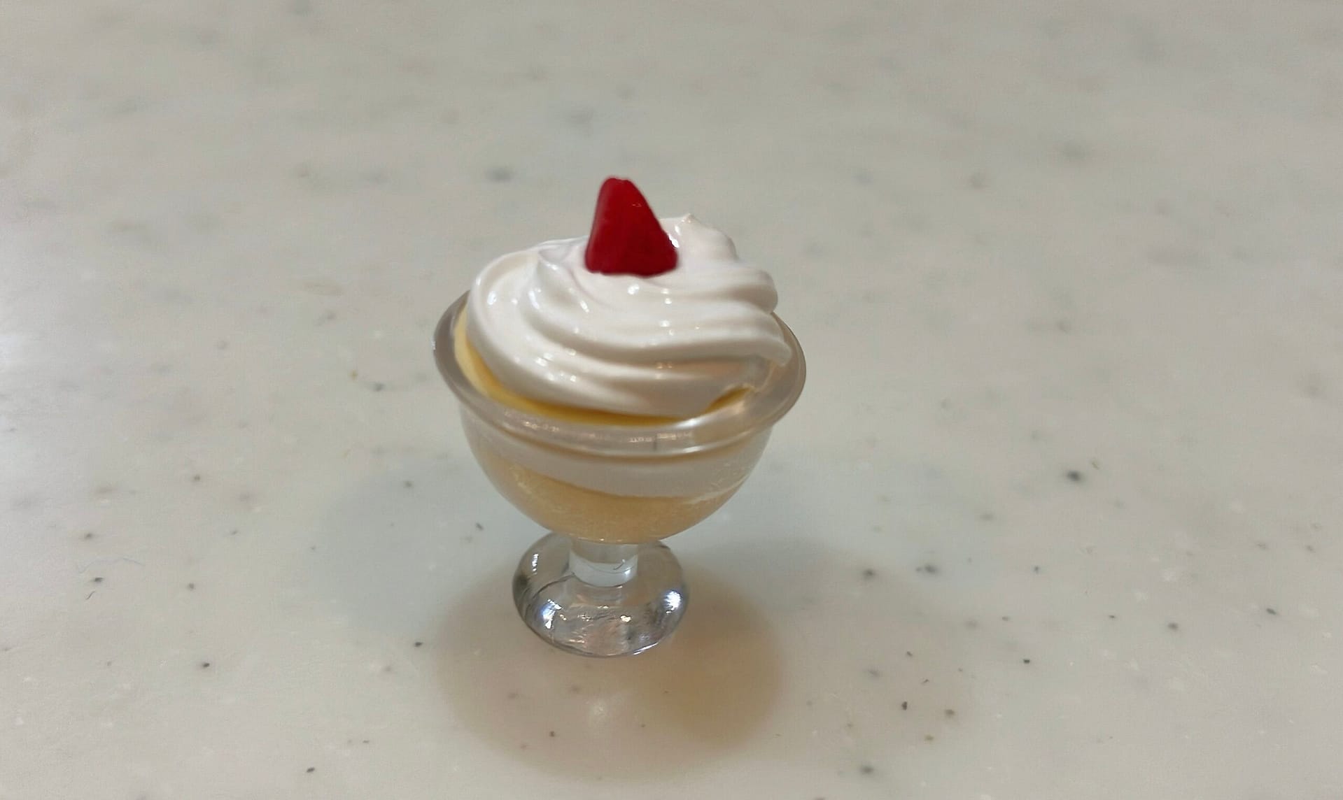 完成したショートケーキパフェ