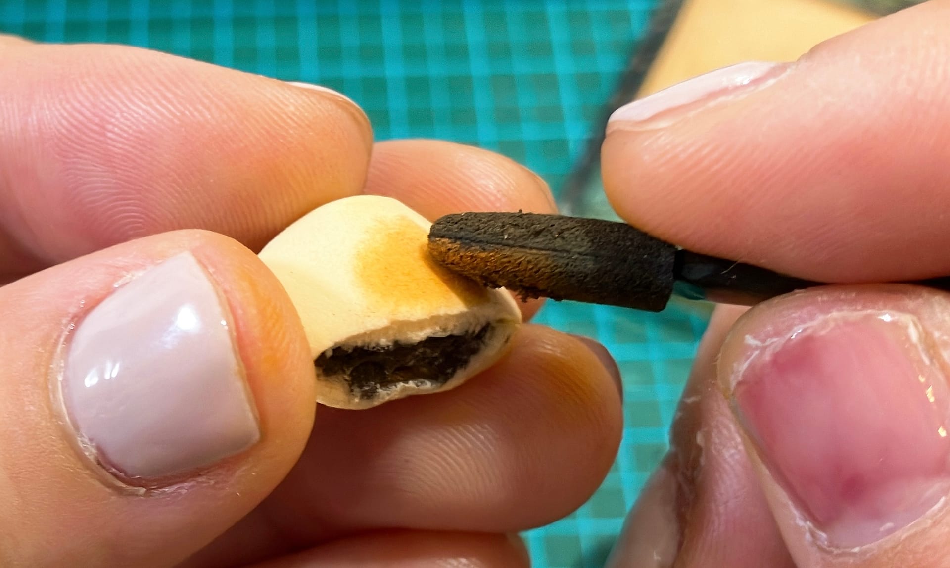 タミヤの焼き色の達人で色を付ける様子