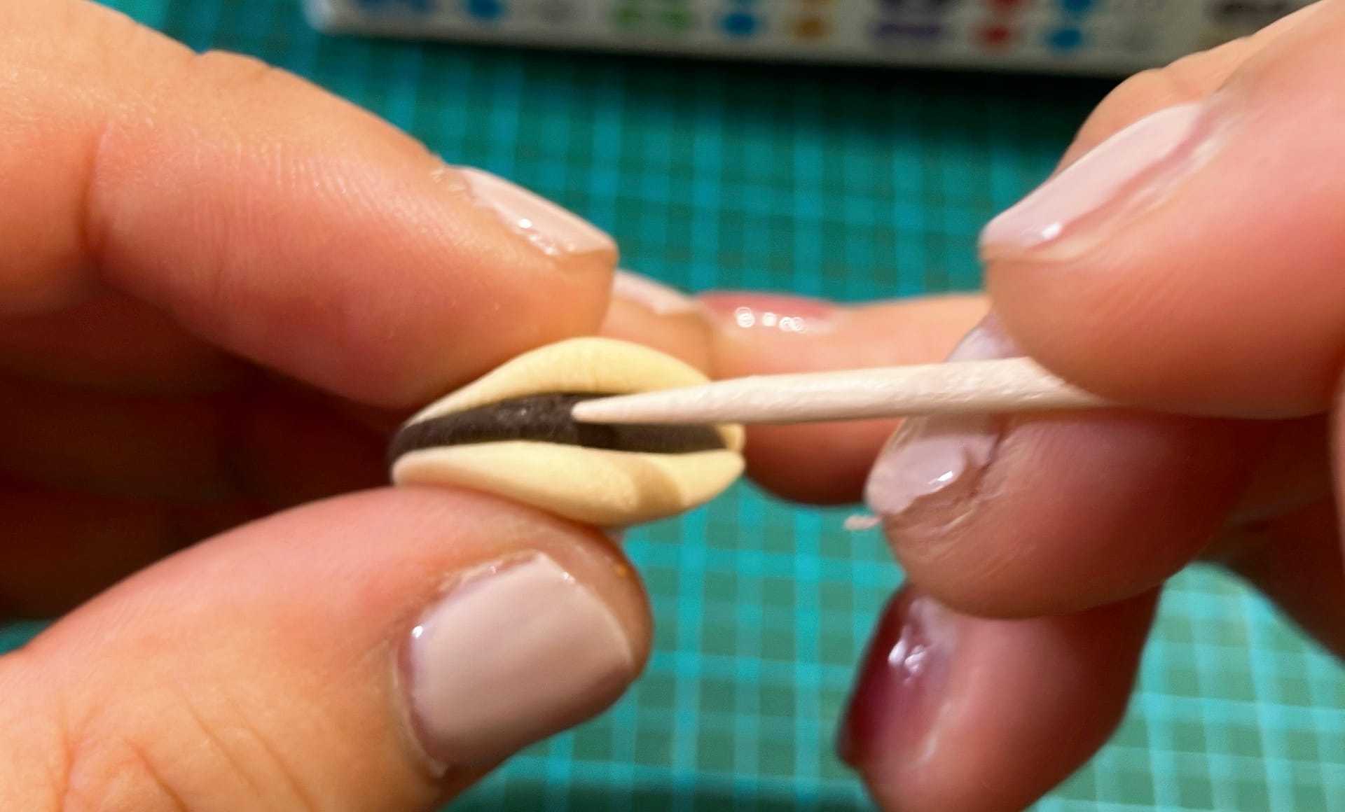 爪楊枝であんこの質感を作る