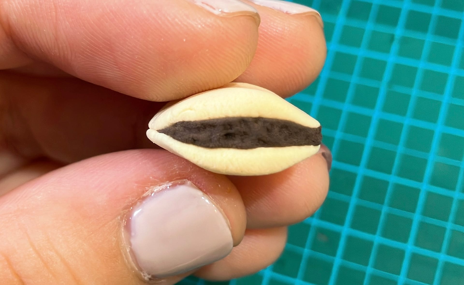 質感をつけた軽量粘土で作ったあんこ