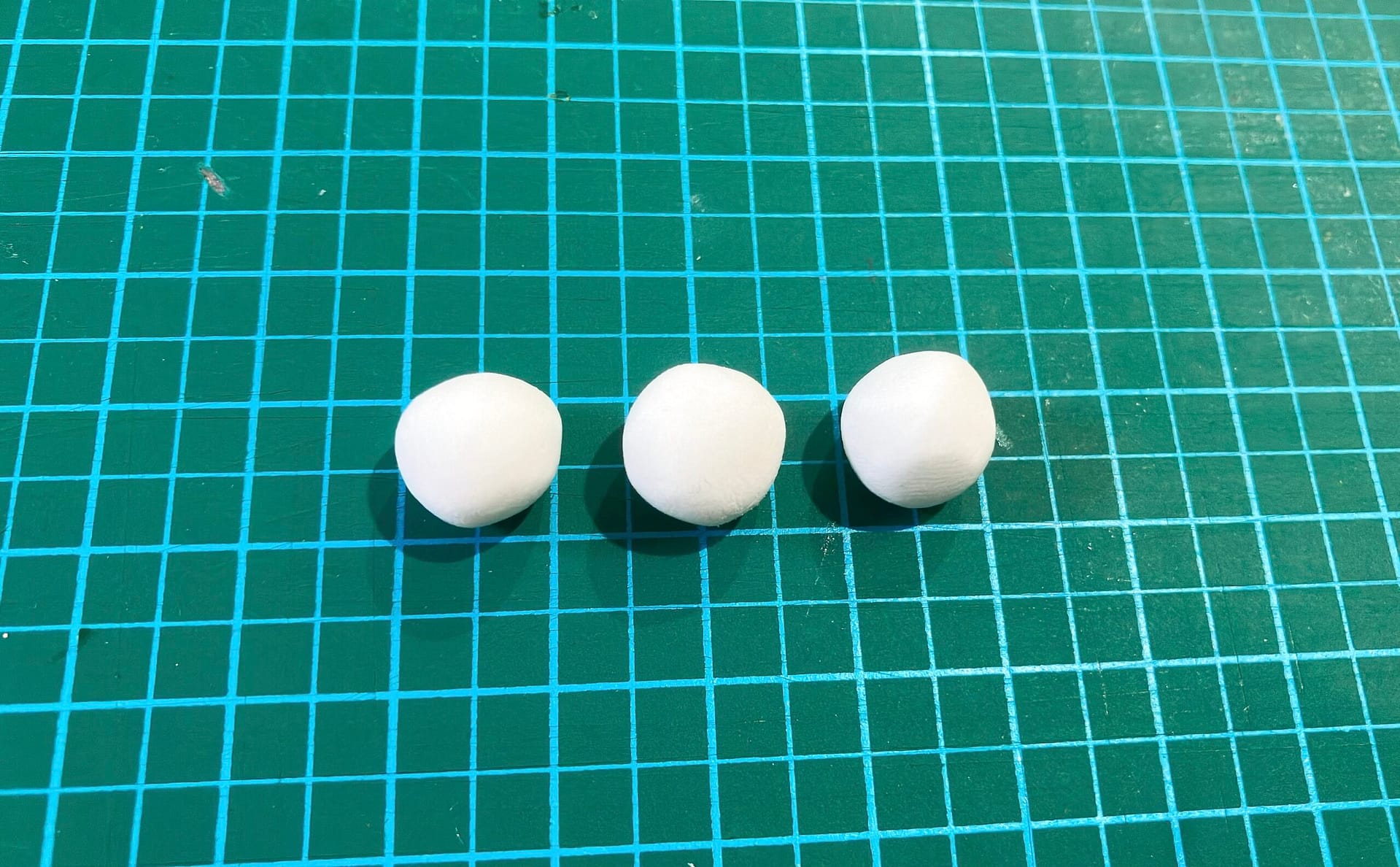 丸めた軽量粘土