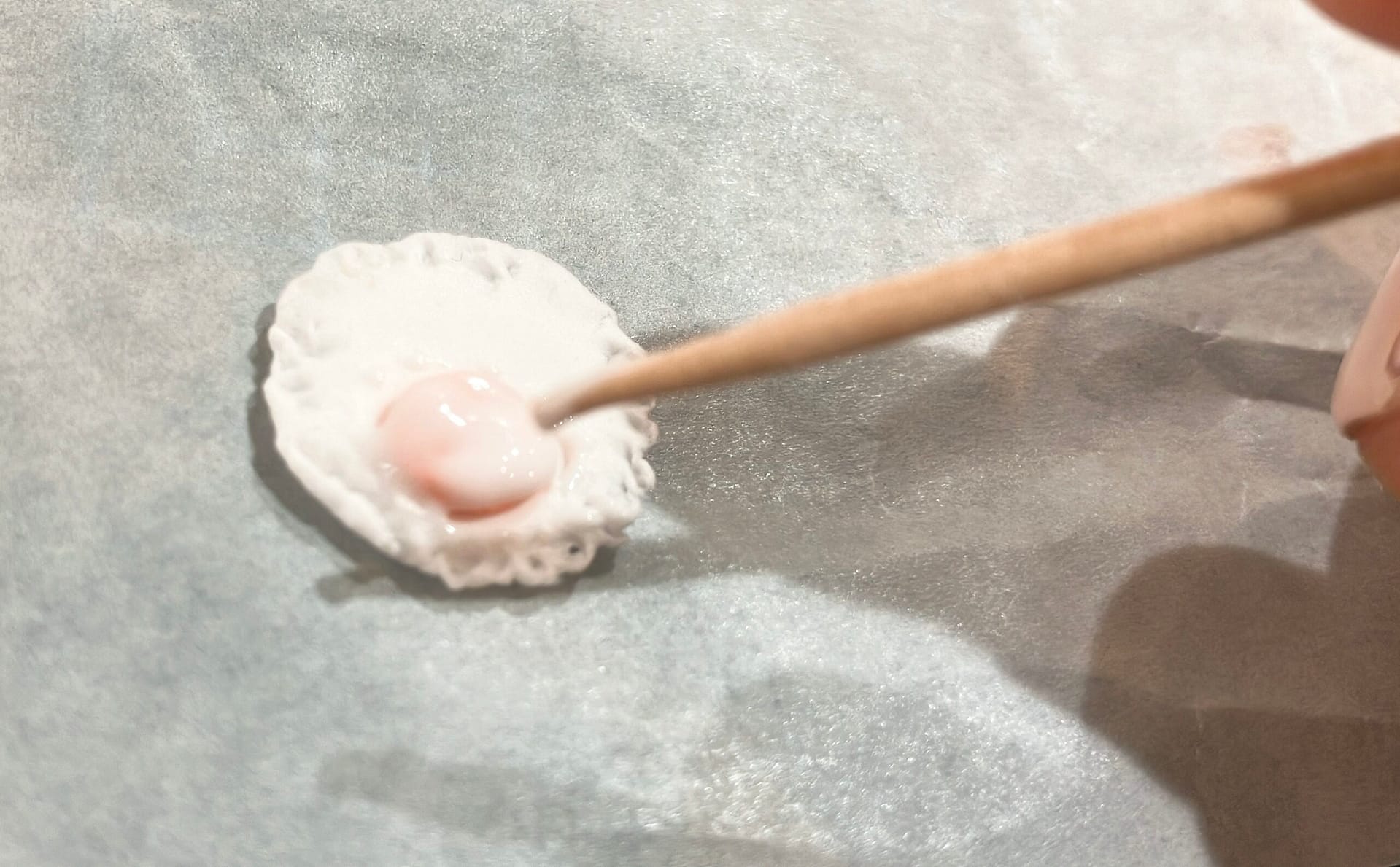 ボンドを黄身の大きさに広げる