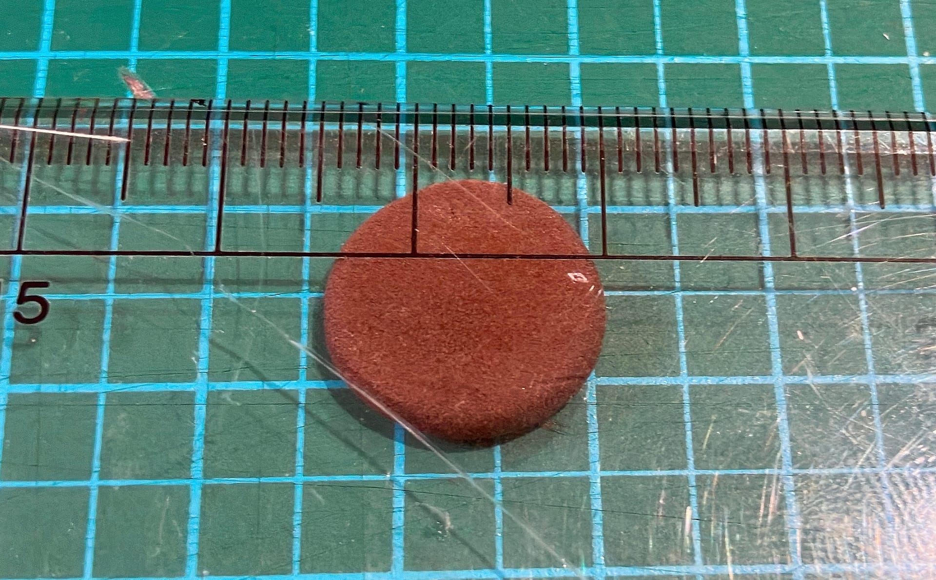 軽量粘土を定規で1.5㎝まで薄く広げる