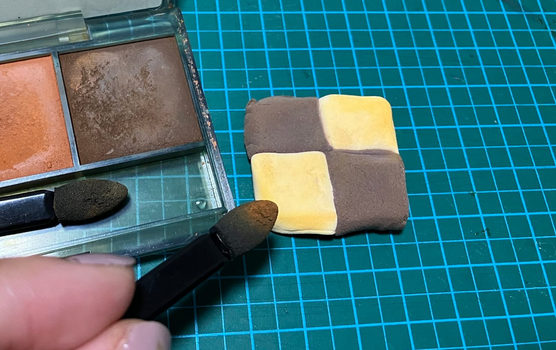 軽量粘土で作った実物大の市松模様クッキー