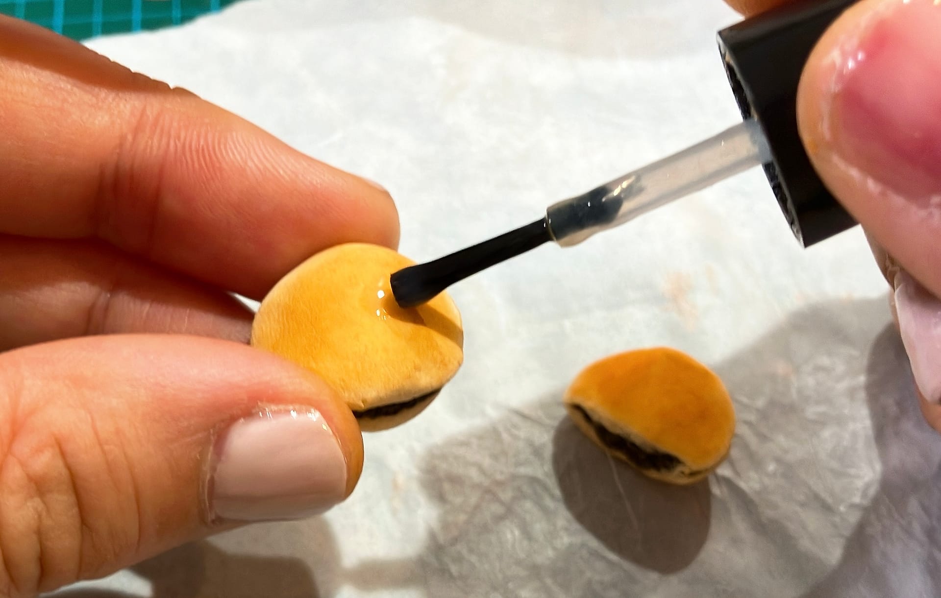 どら焼きにニスを塗る