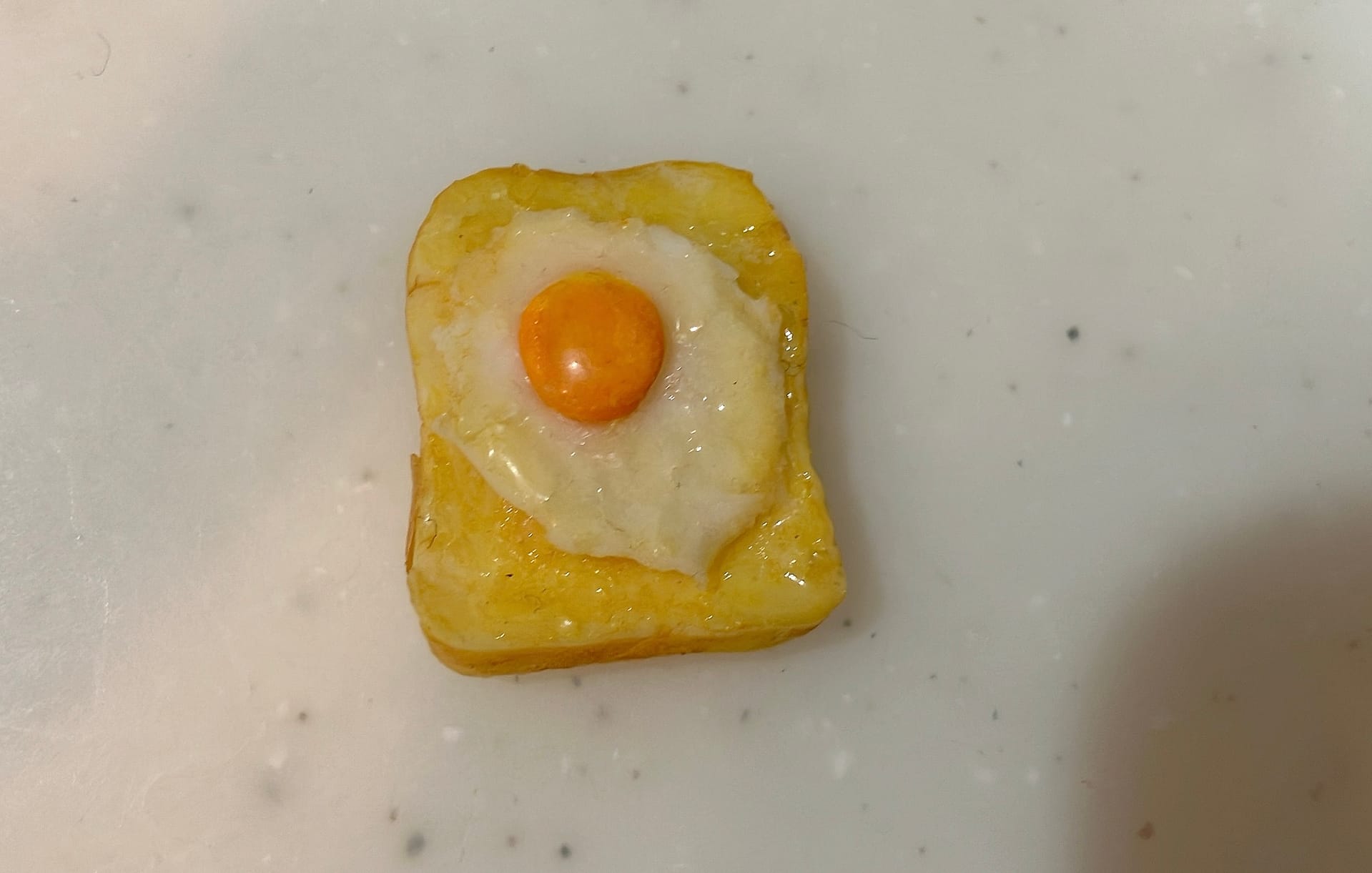 樹脂粘土で作った目玉焼きトースト