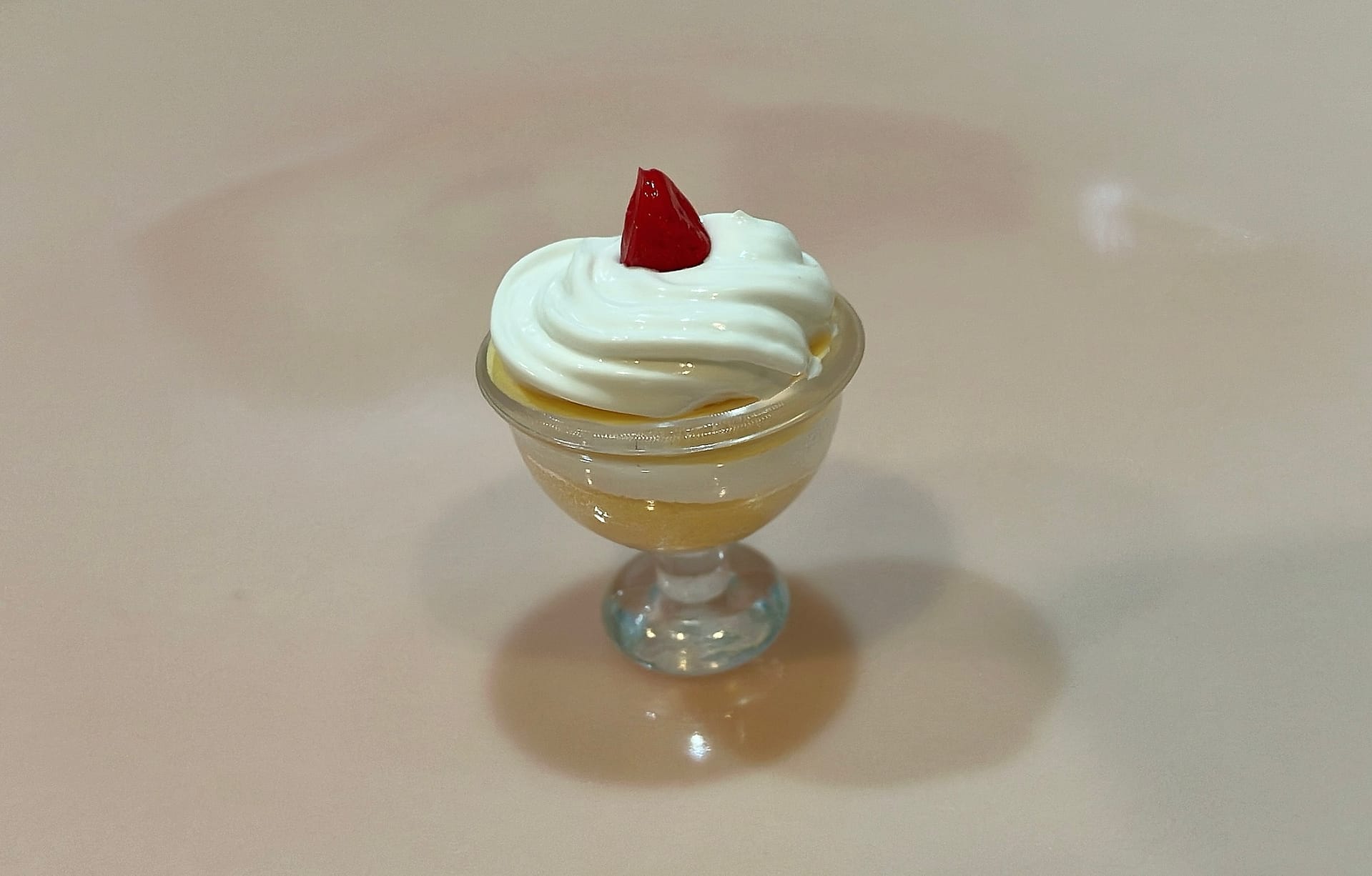 軽量粘土で作ったミニチュアフードのショートケーキパフェ