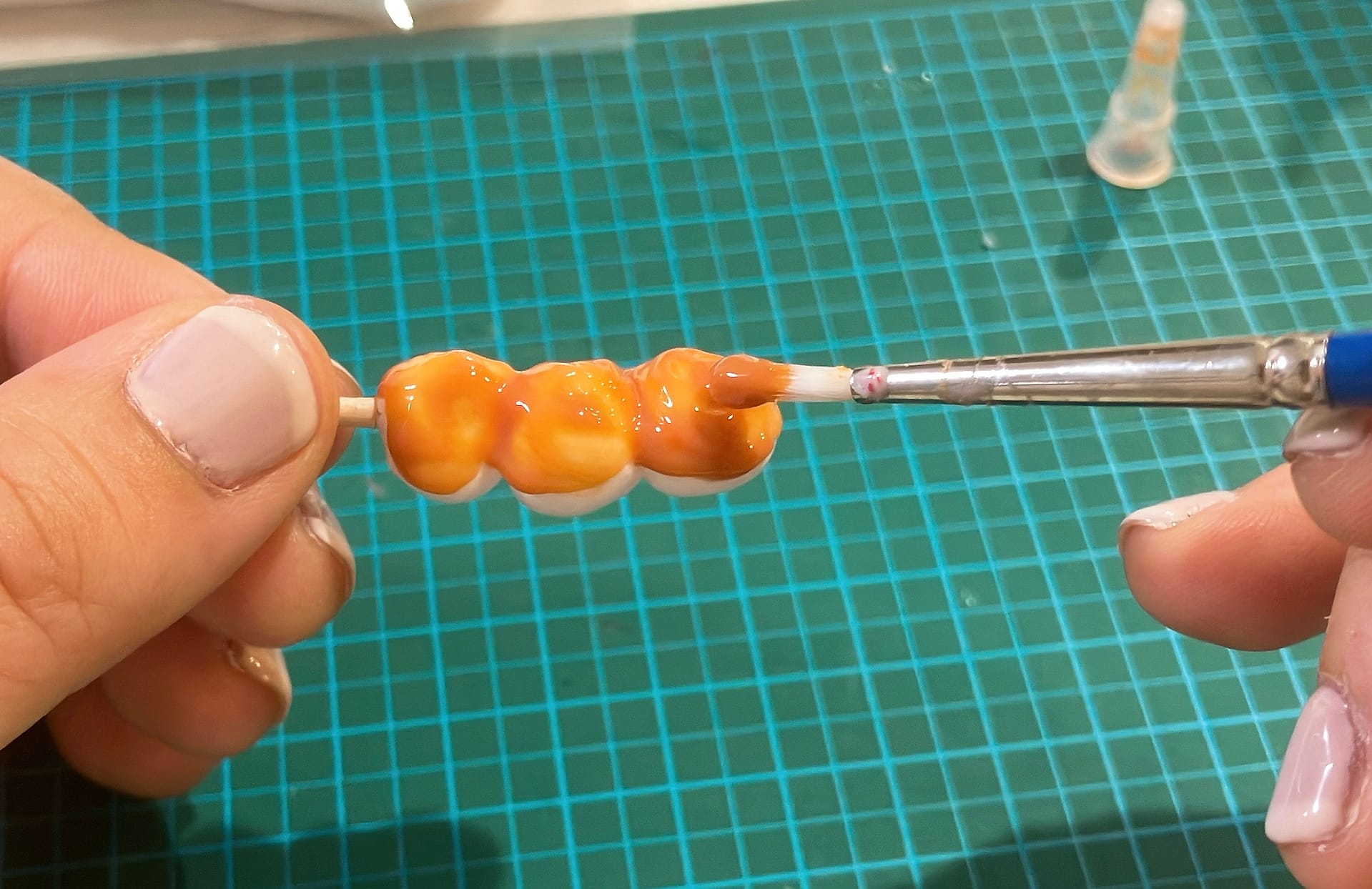 タミヤのキャラメルソースを濃く塗る様子