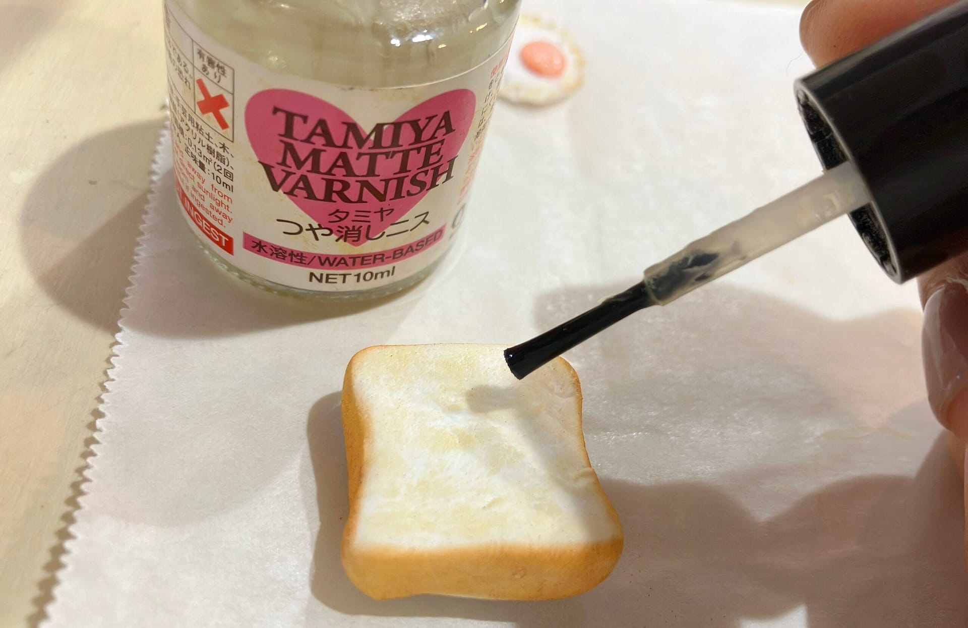 ニスで保護する様子