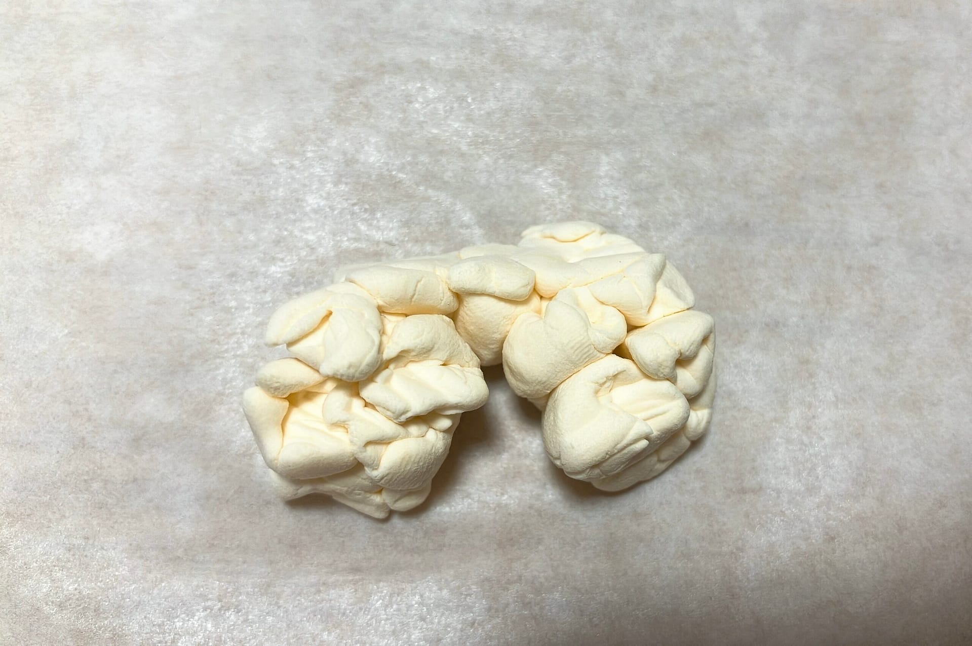 軽量粘土でポップコーン星人を作る様子①