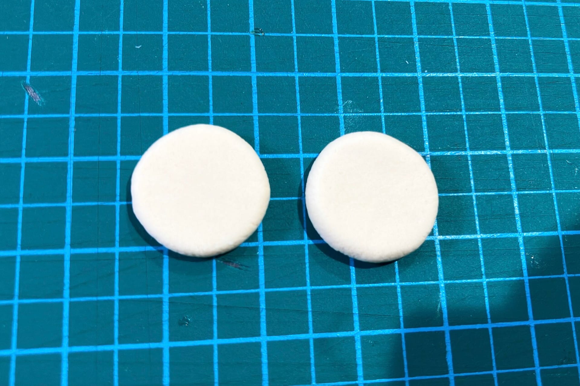 軽量粘土を、定規で1.5cmになるまで薄く広げる