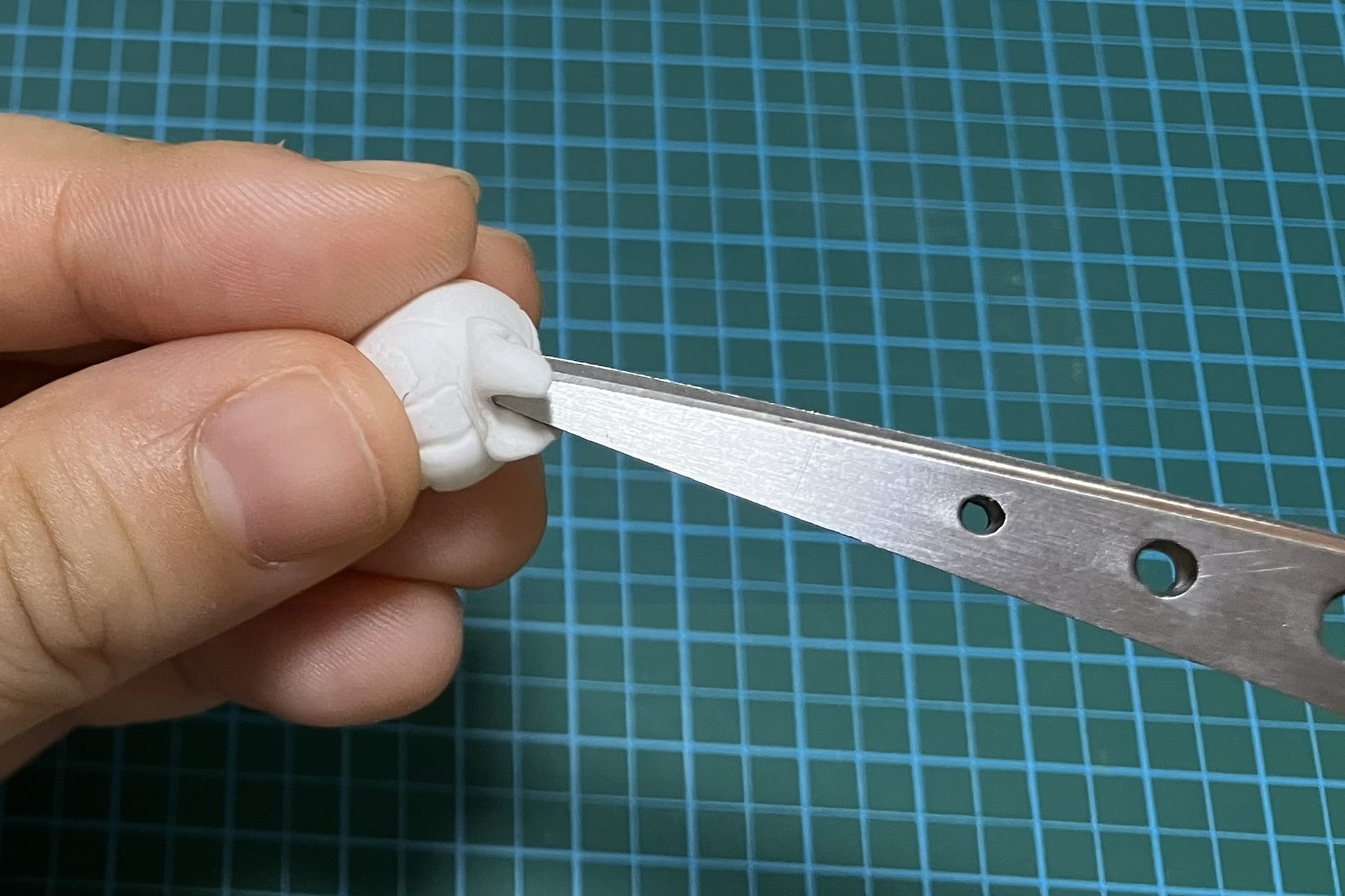 ポップコーンの作り方の作業写真(粘土をくっつける)