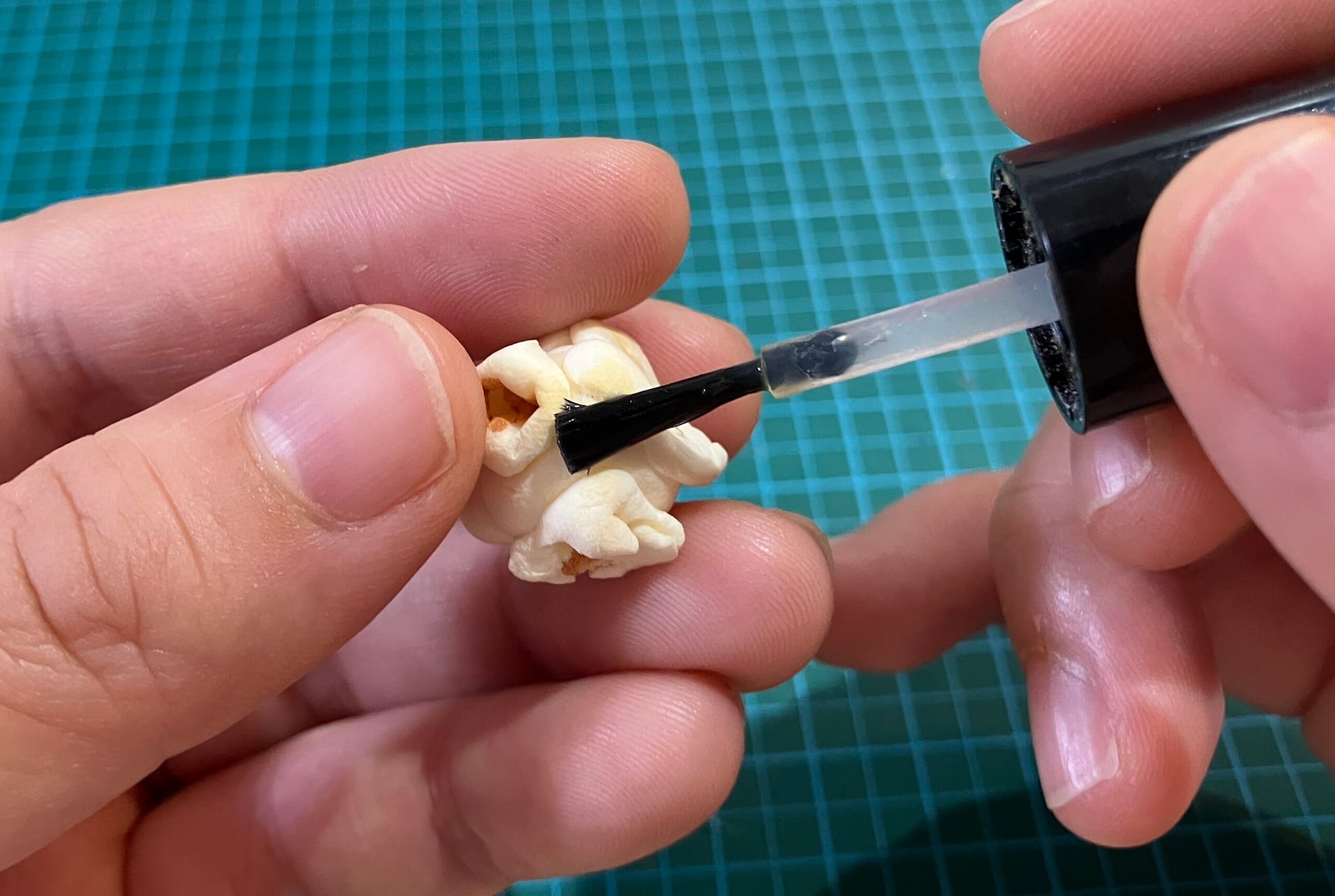 ポップコーンの作り方(ニスを塗る様子)