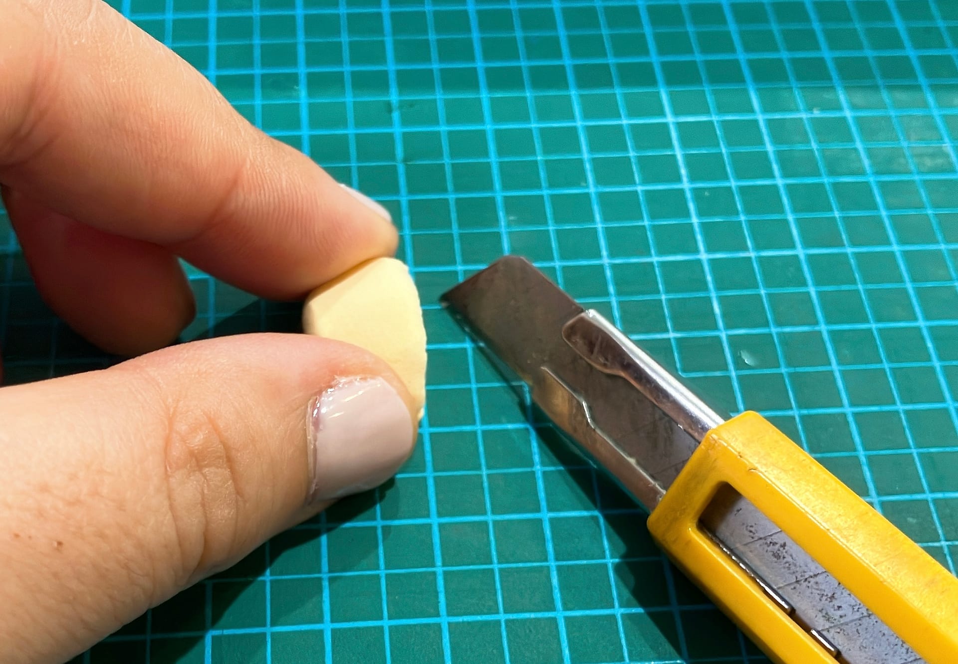 カッターでどら焼きを切る様子