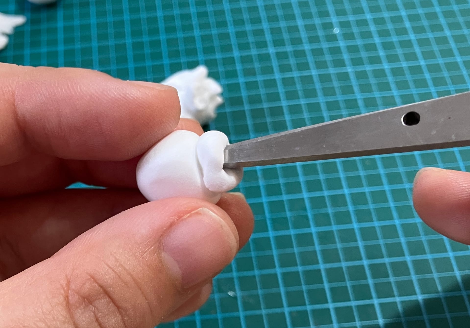 ポップコーンの作り方の作業写真(粘土をハサミでくっつける)