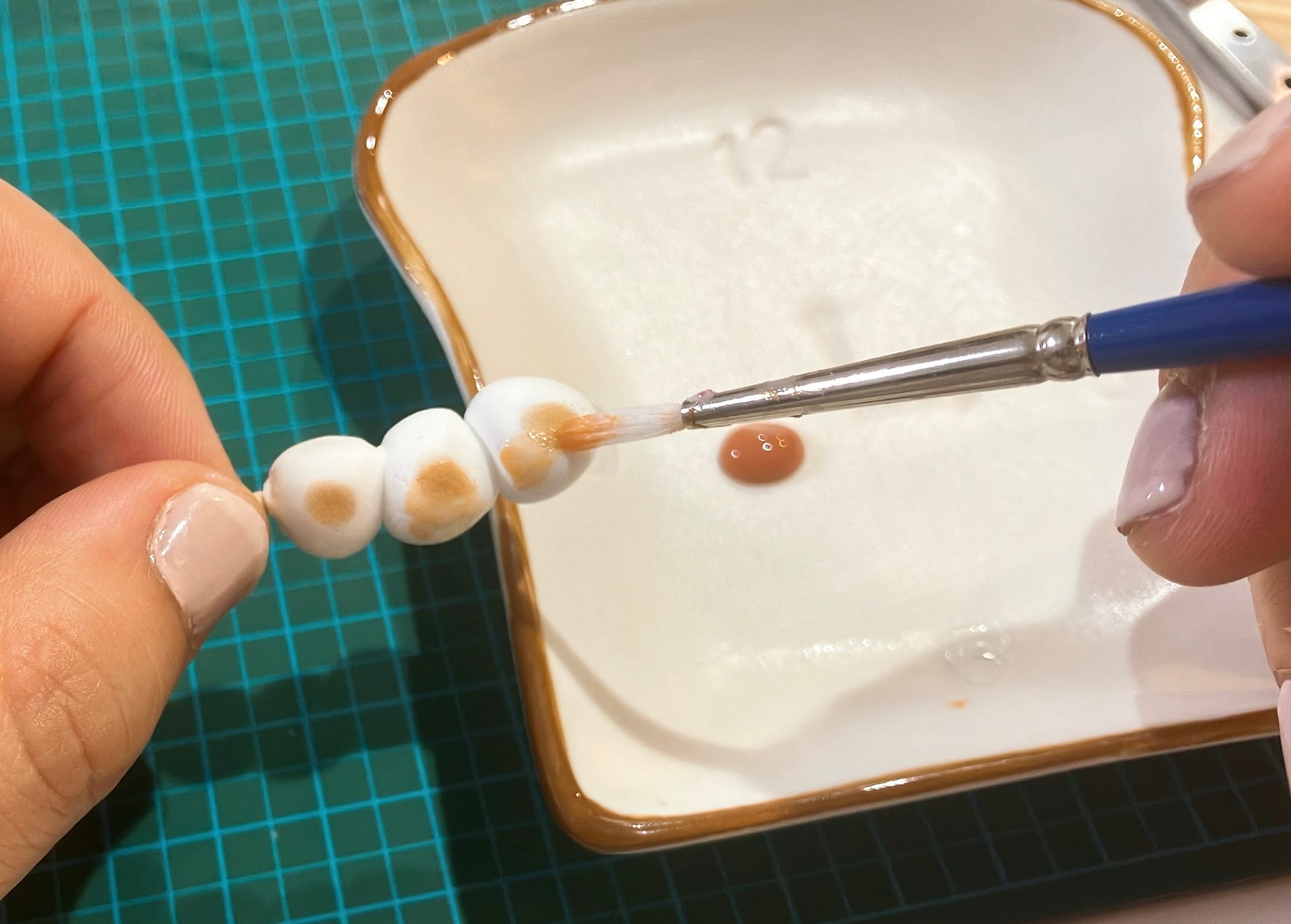 タミヤのキャラメルソースを塗る様子