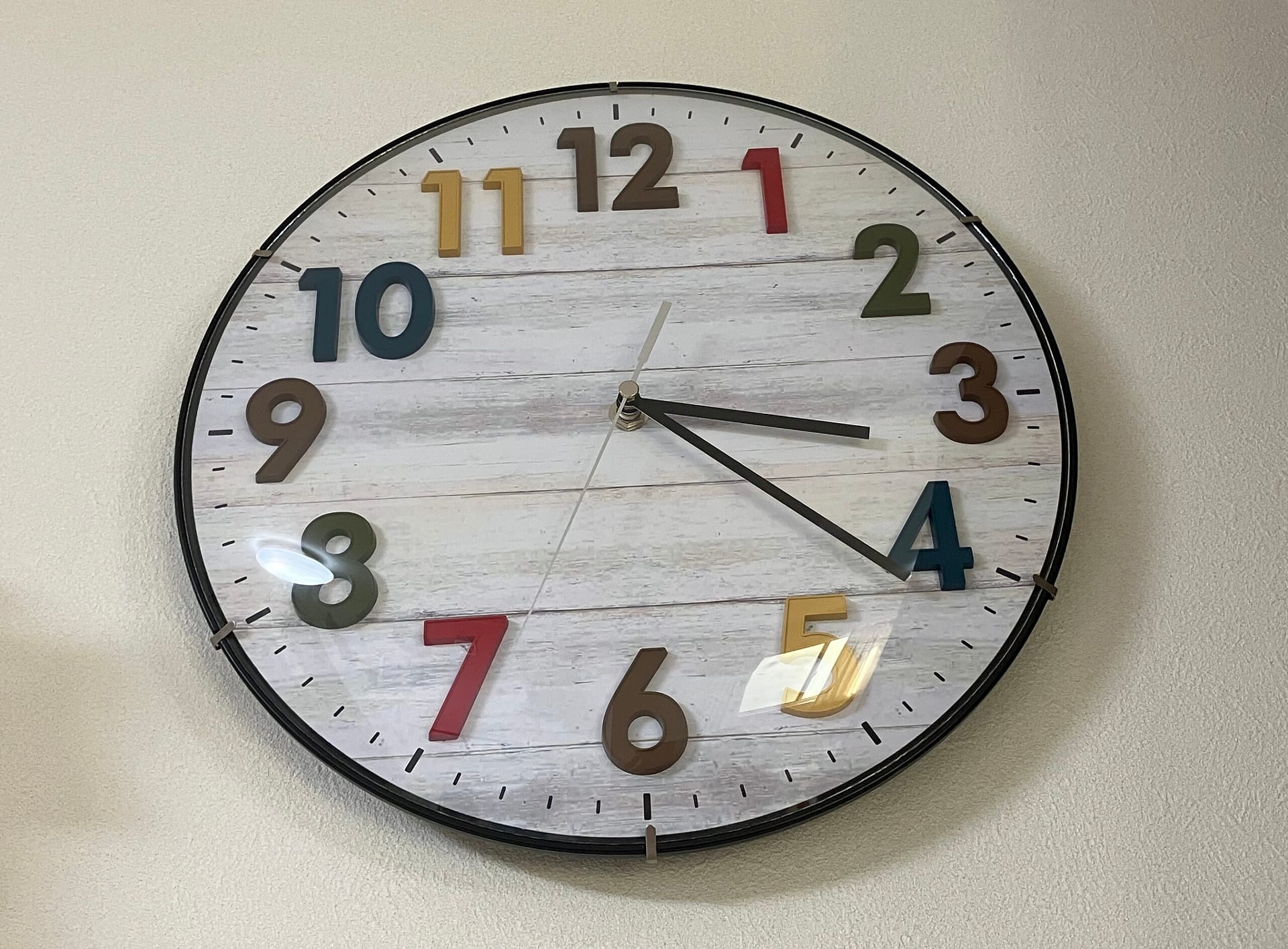 ミニチュア制作を始めてから変わった時間の使い方を表す時計の画像