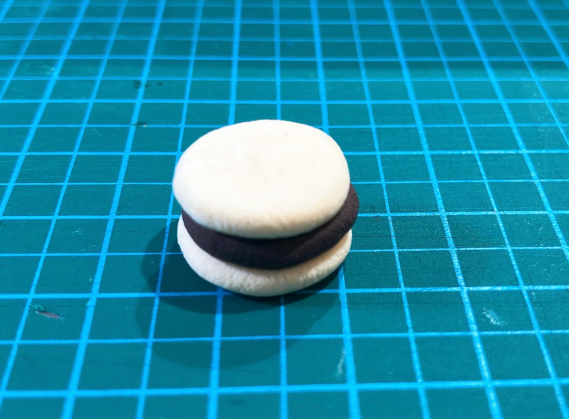 軽量粘土で作ったあんこを挟む