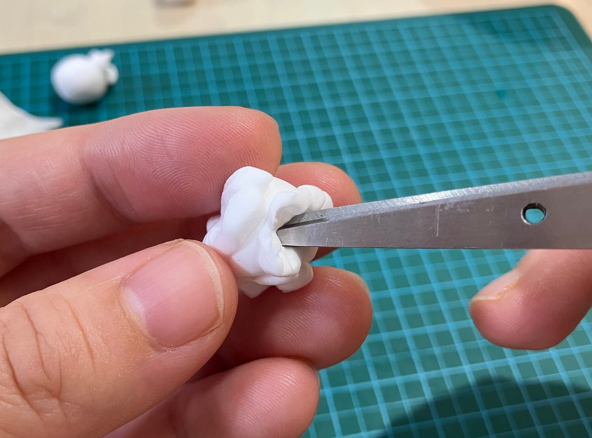 ポップコーンの作り方の作業写真(膨らみのくぼみを深くする)