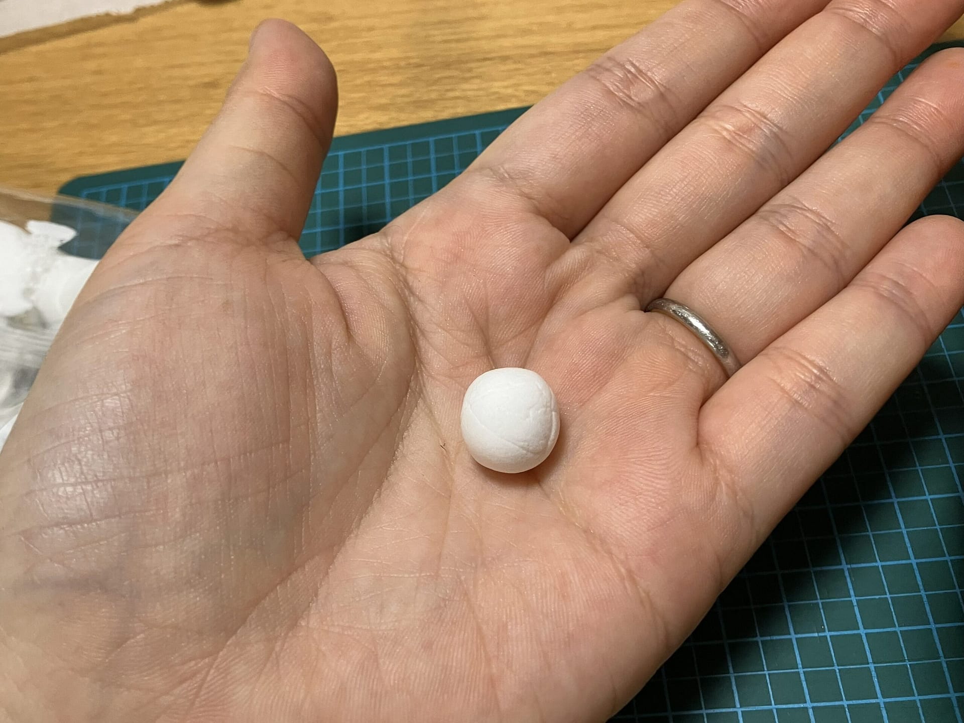 ポップコーンの作り方の作業写真(粘土を丸める)